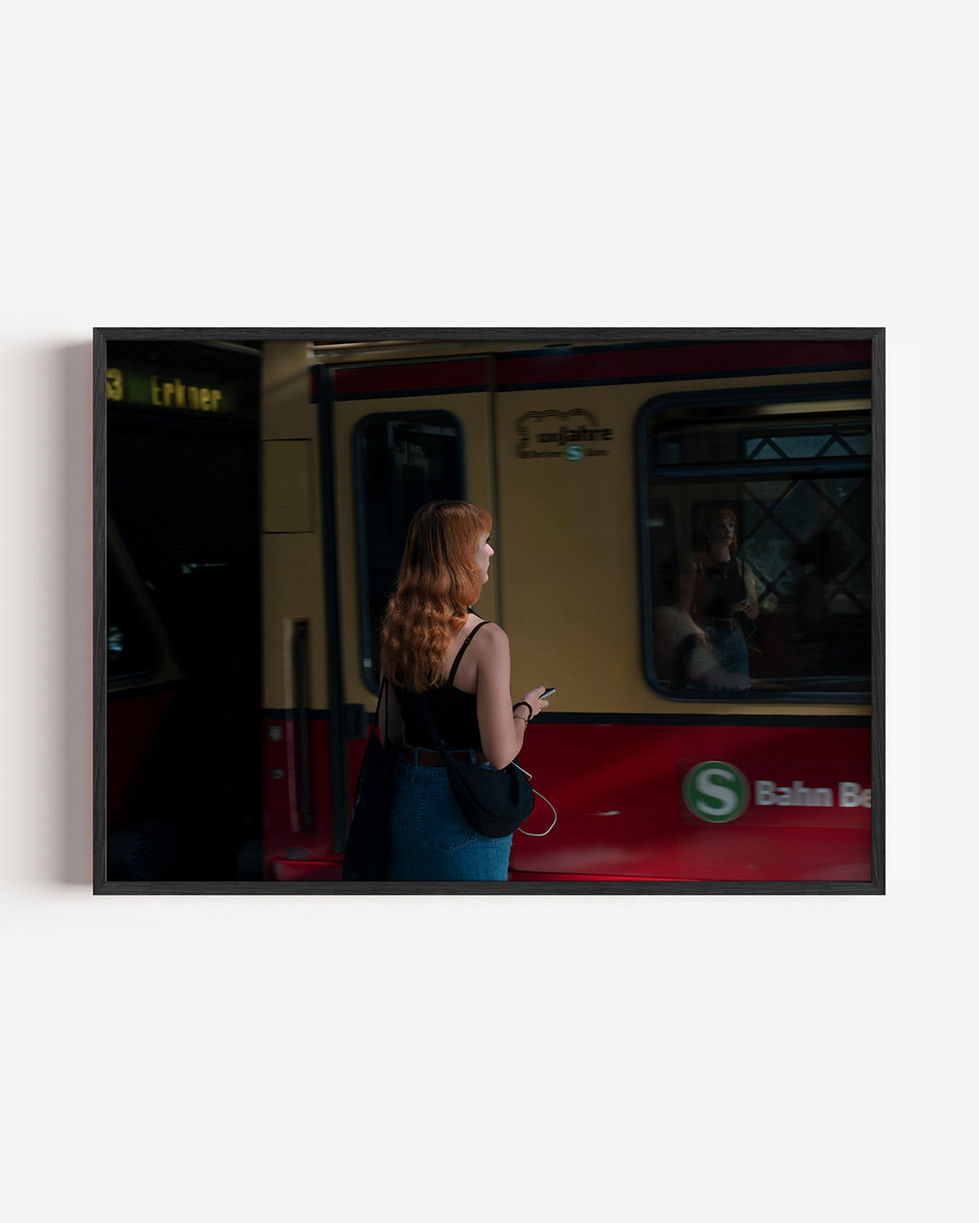 Stadsleven moment poster – liggende wanddecoratie – een vrouw staat op een perron naast een trein. De kleuren zijn gedempt