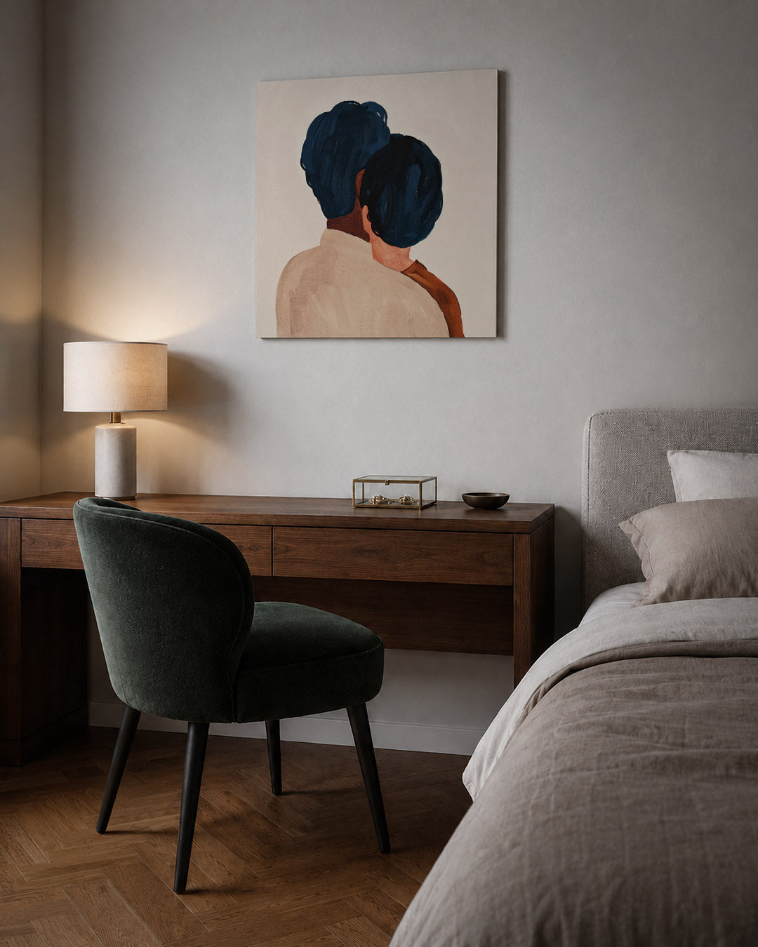 Intieme omhelzing kunstwerk – sfeerbeeld – dit kunstwerk toont twee figuren in een omhelzing, met vloeiende lijnen en zachte