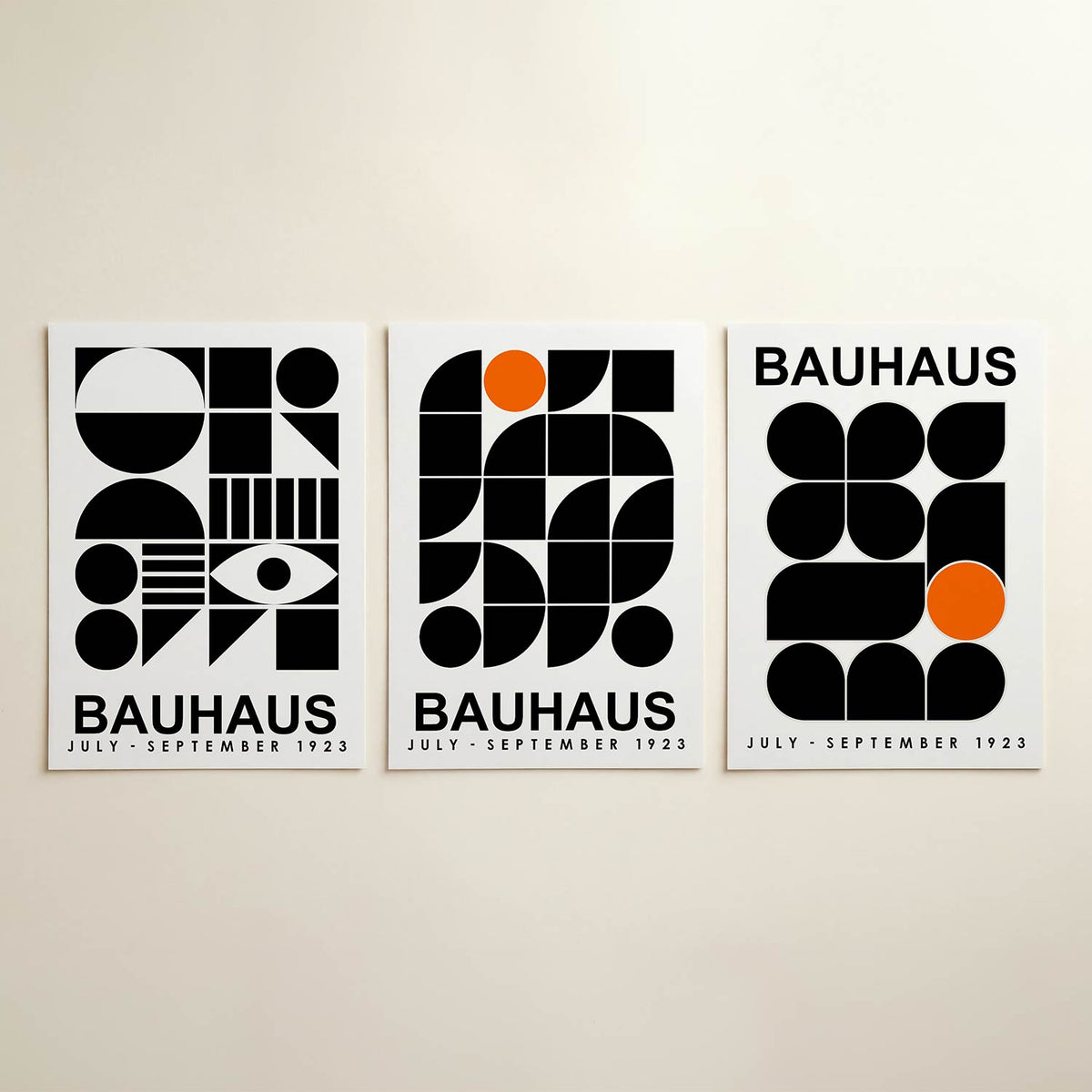 Vormen en vlakken posterset – detailweergave – deze posterset in drie delen toont een spel van zwarte geometrische vormen op