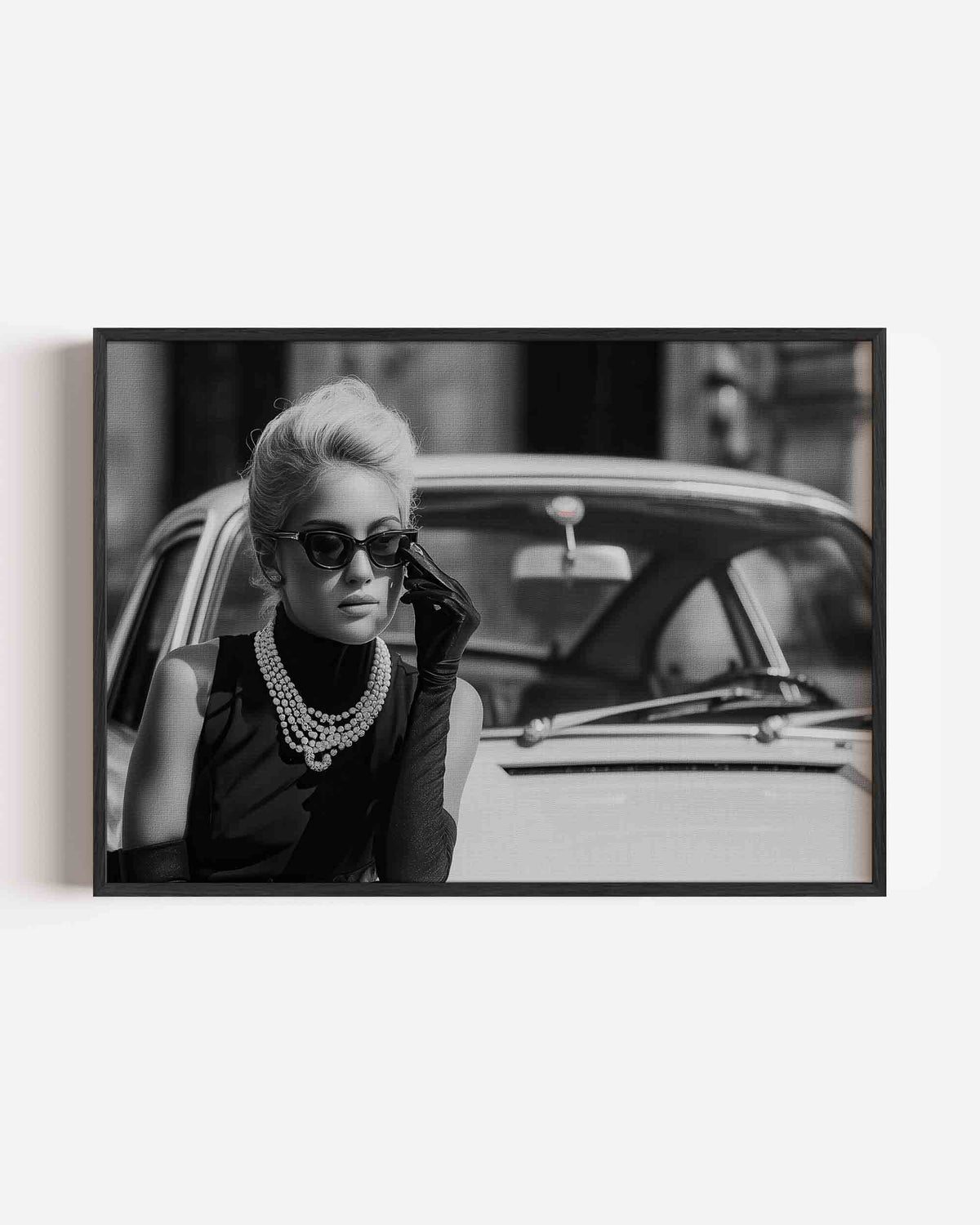 Elegante vrouw met auto – vrouwelijk portret als landscape poster