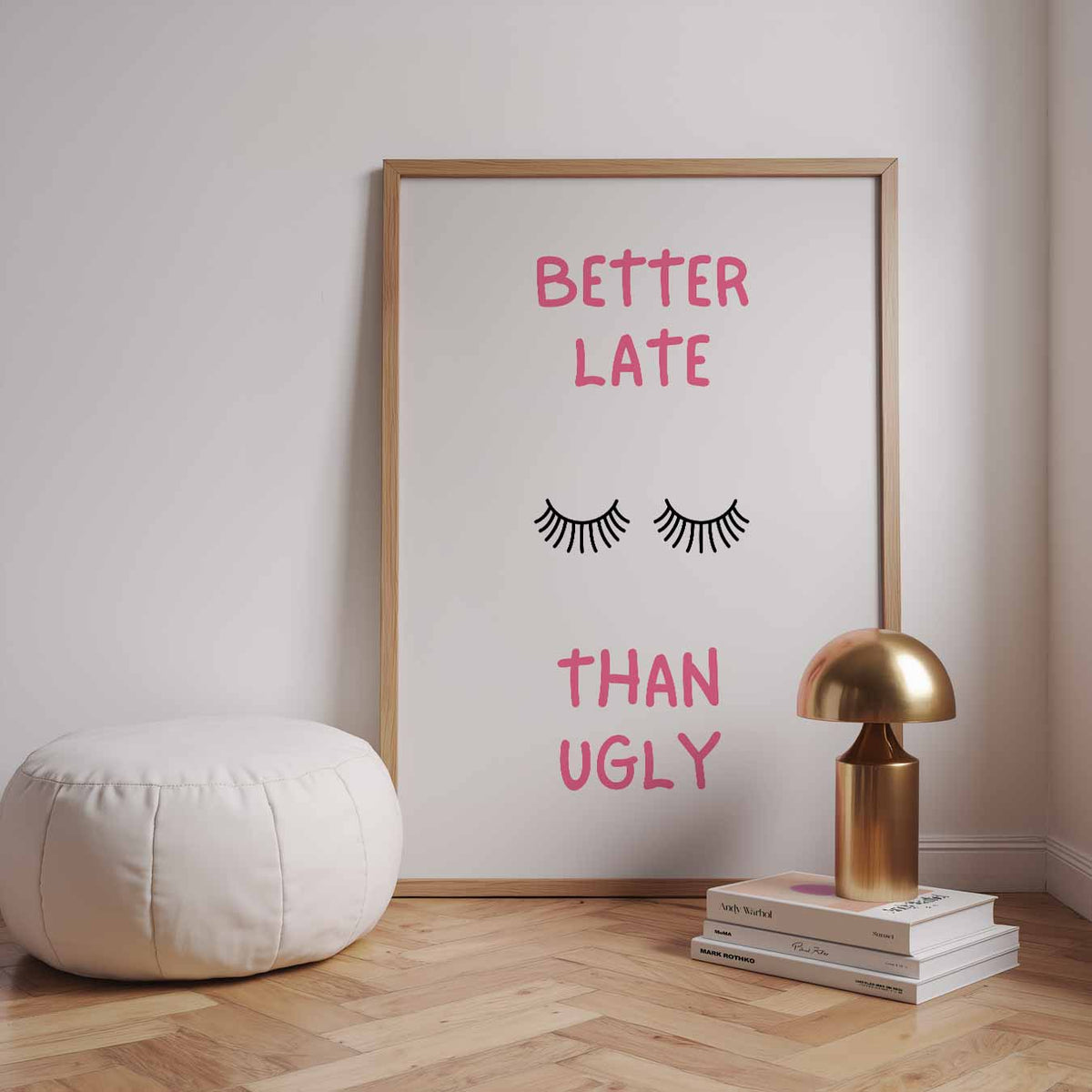 Better Late Than Ugly – staande muurposter met quote