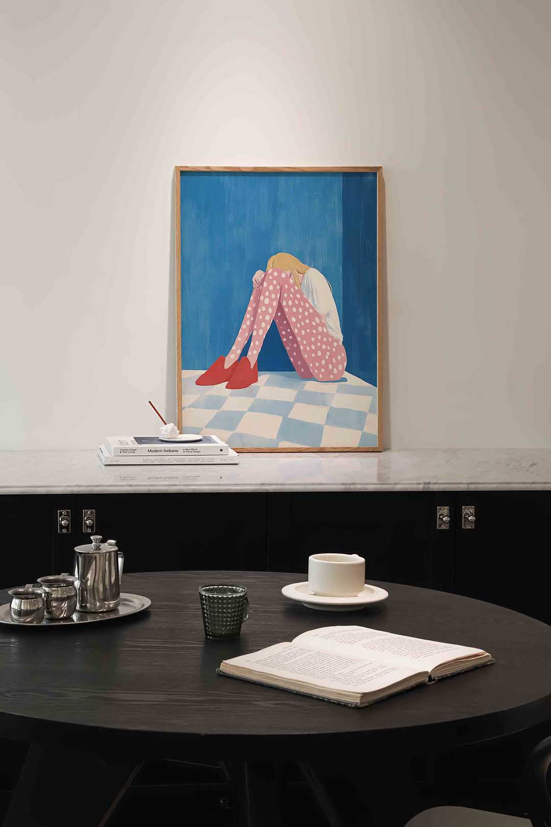 Zittende figuur met stippen – moderne poster in staand formaat