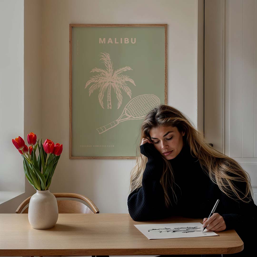 Malibu Beach Tennis – staande muurposter in College Club stijl