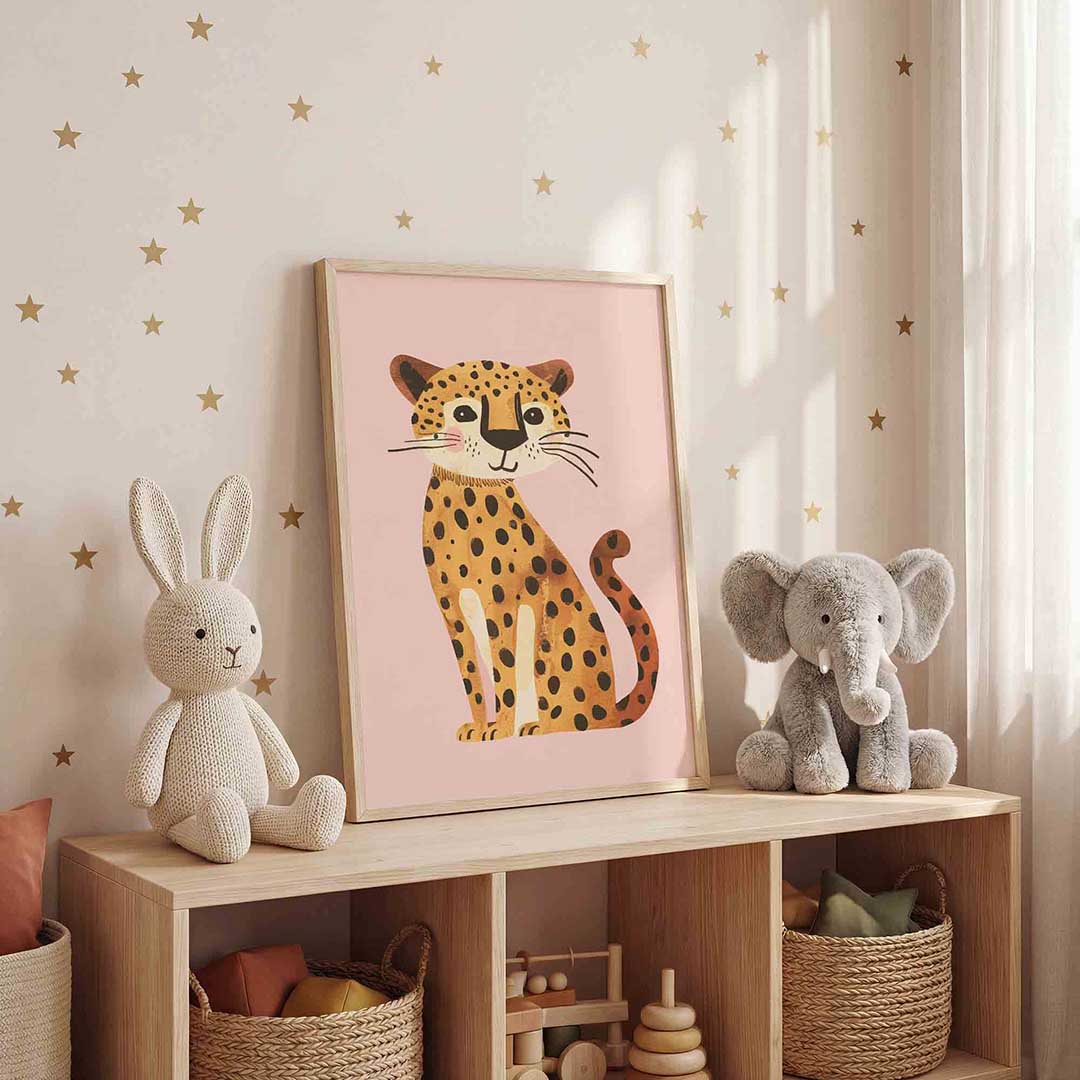 Schattige luipaard – staande kinderkamer wanddecoratie van WallArtistic