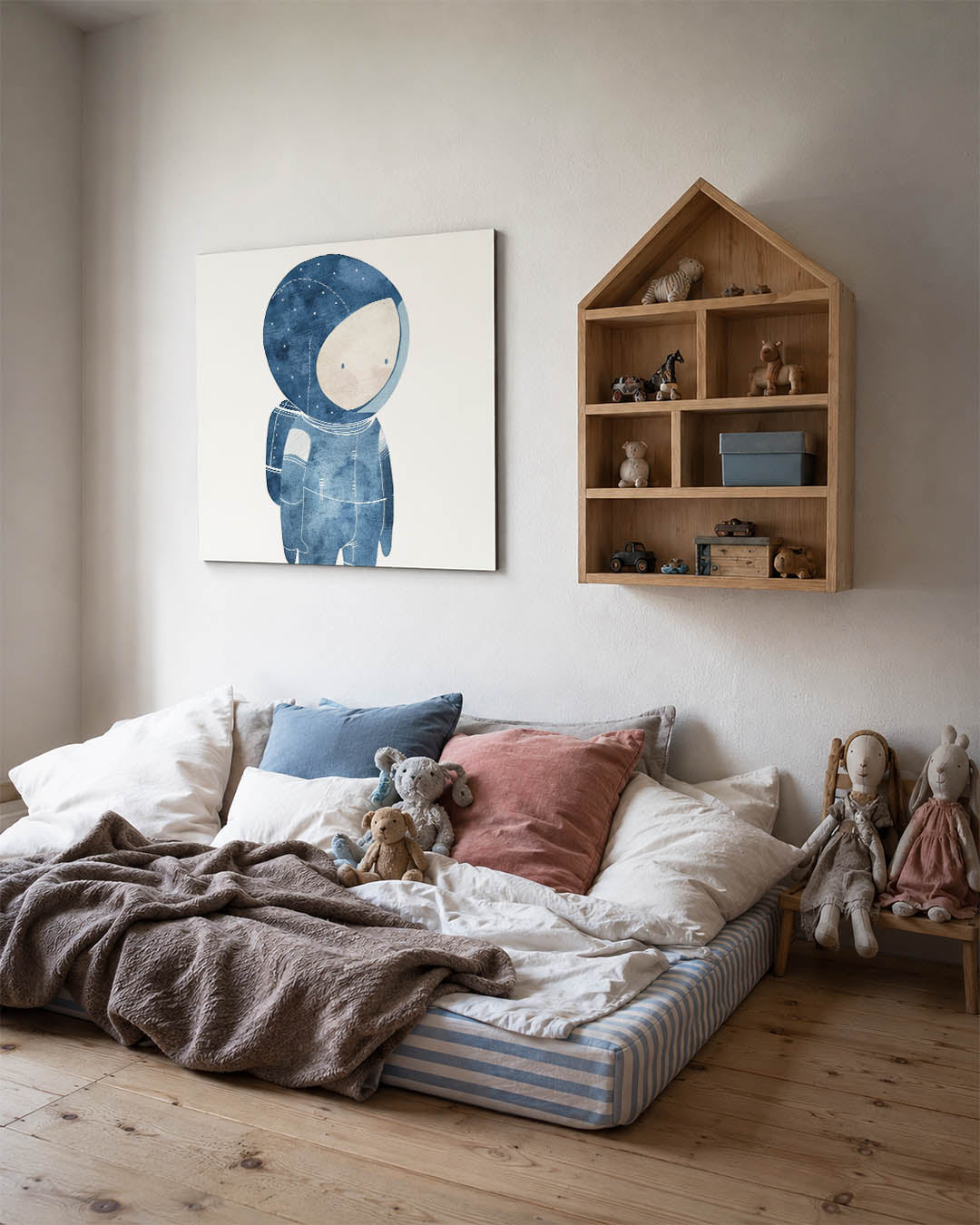 Dromerige ruimtefiguur kunstwerk – derde productweergave – een speelse figuur in een blauwe ruimtepak met zachte lijnen en