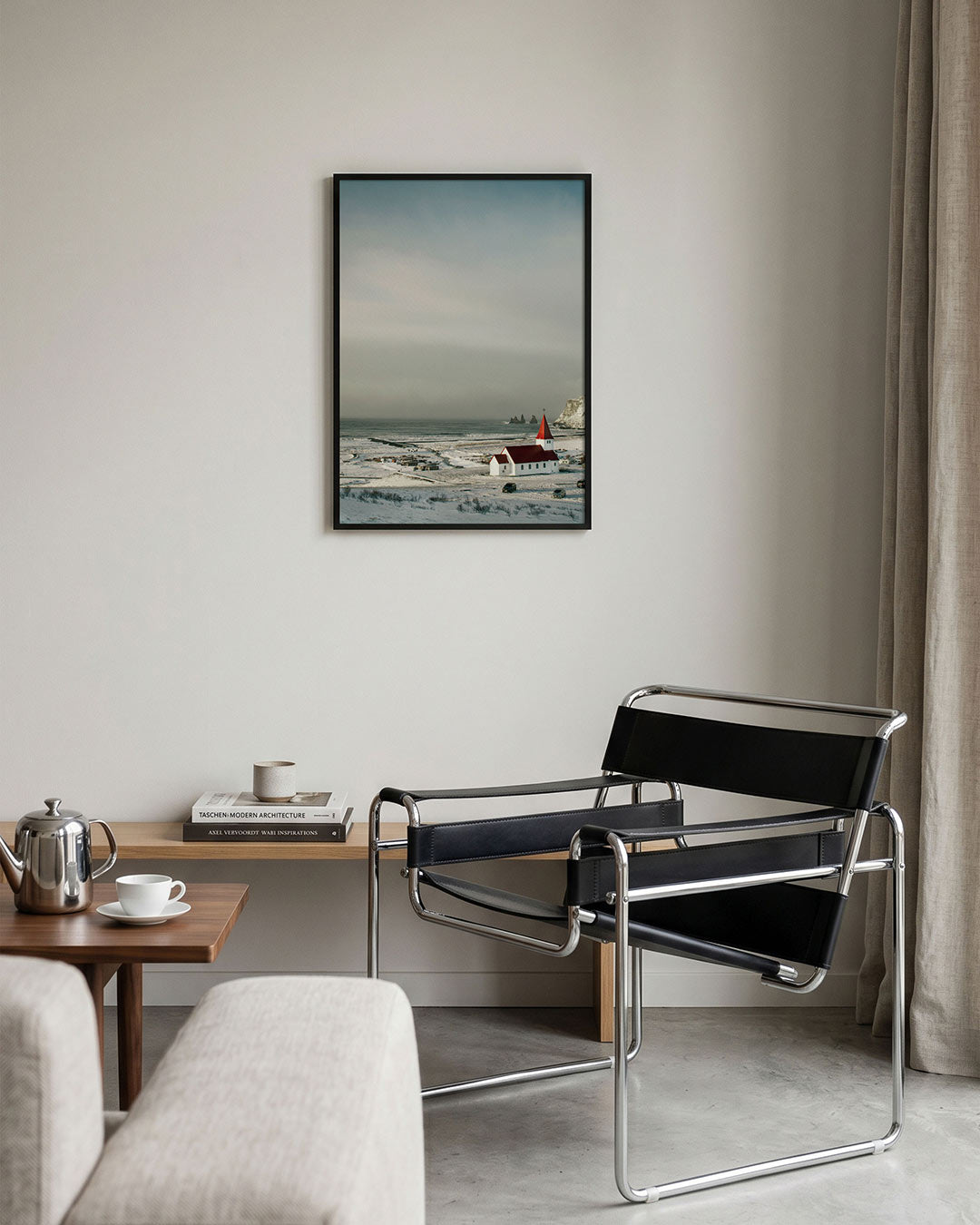 Winterse kustkerk poster – tweede productweergave – deze poster toont een serene winterse kust met een witte kerk en rode