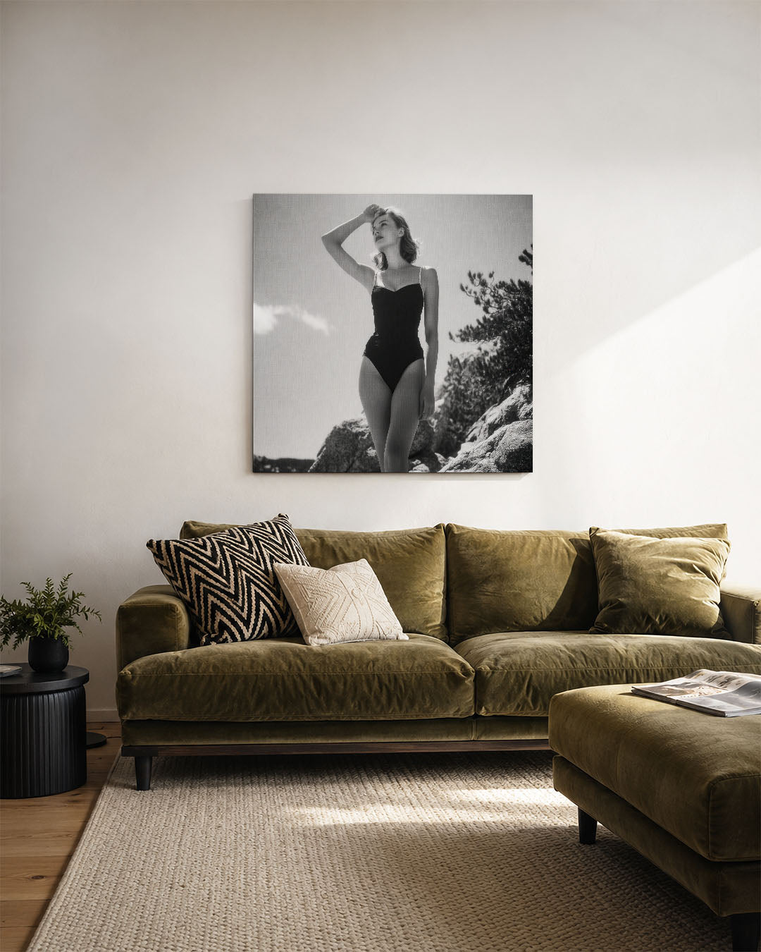 Zomerse elegantie kunstwerk – derde productweergave – dit kunstwerk toont een vrouw in een badpak, staand op rotsen onder een