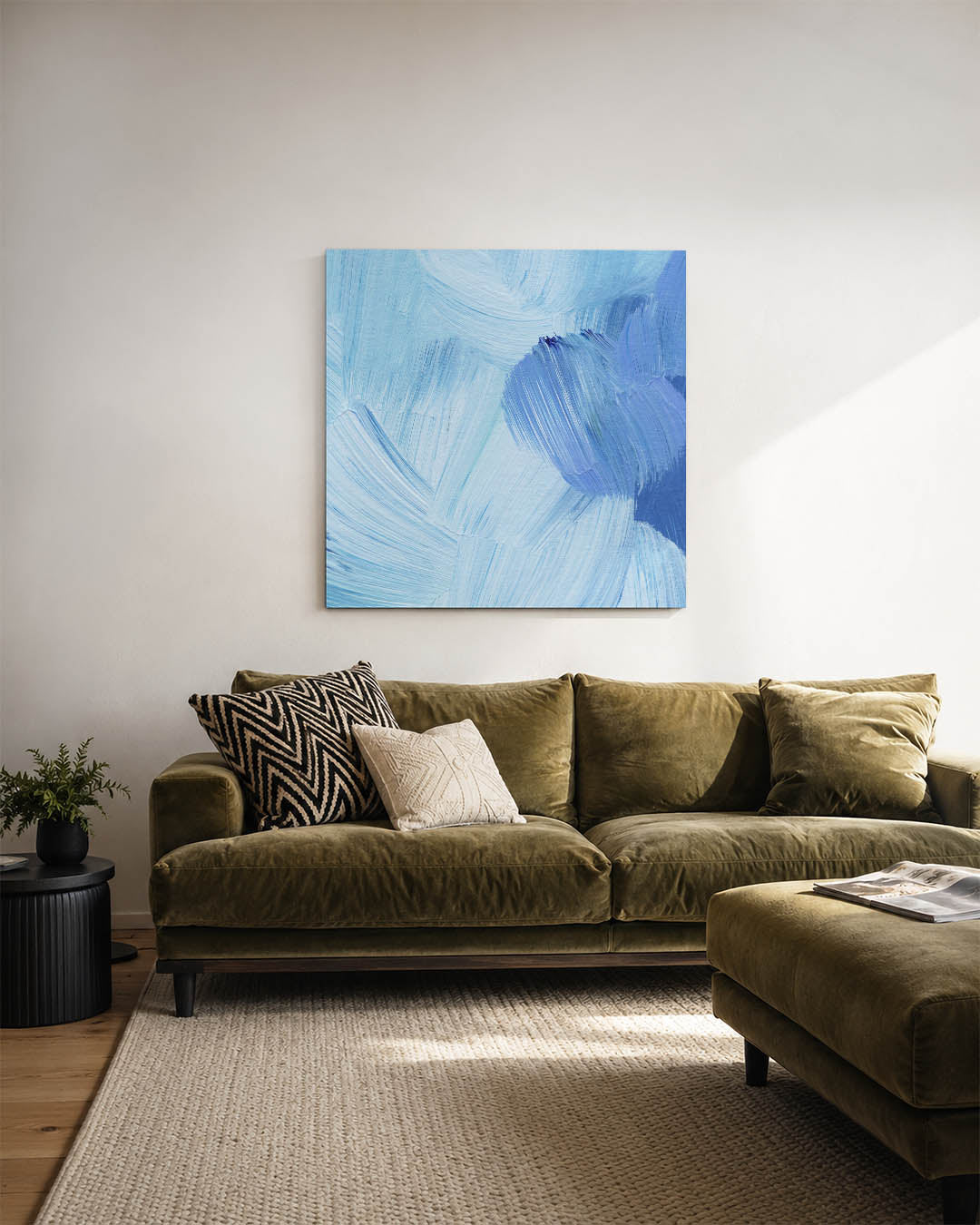 Golvende blauwe streken kunstwerk – sfeerbeeld – dit werk toont vloeiende penseelstreken in verschillende tinten blauw, die