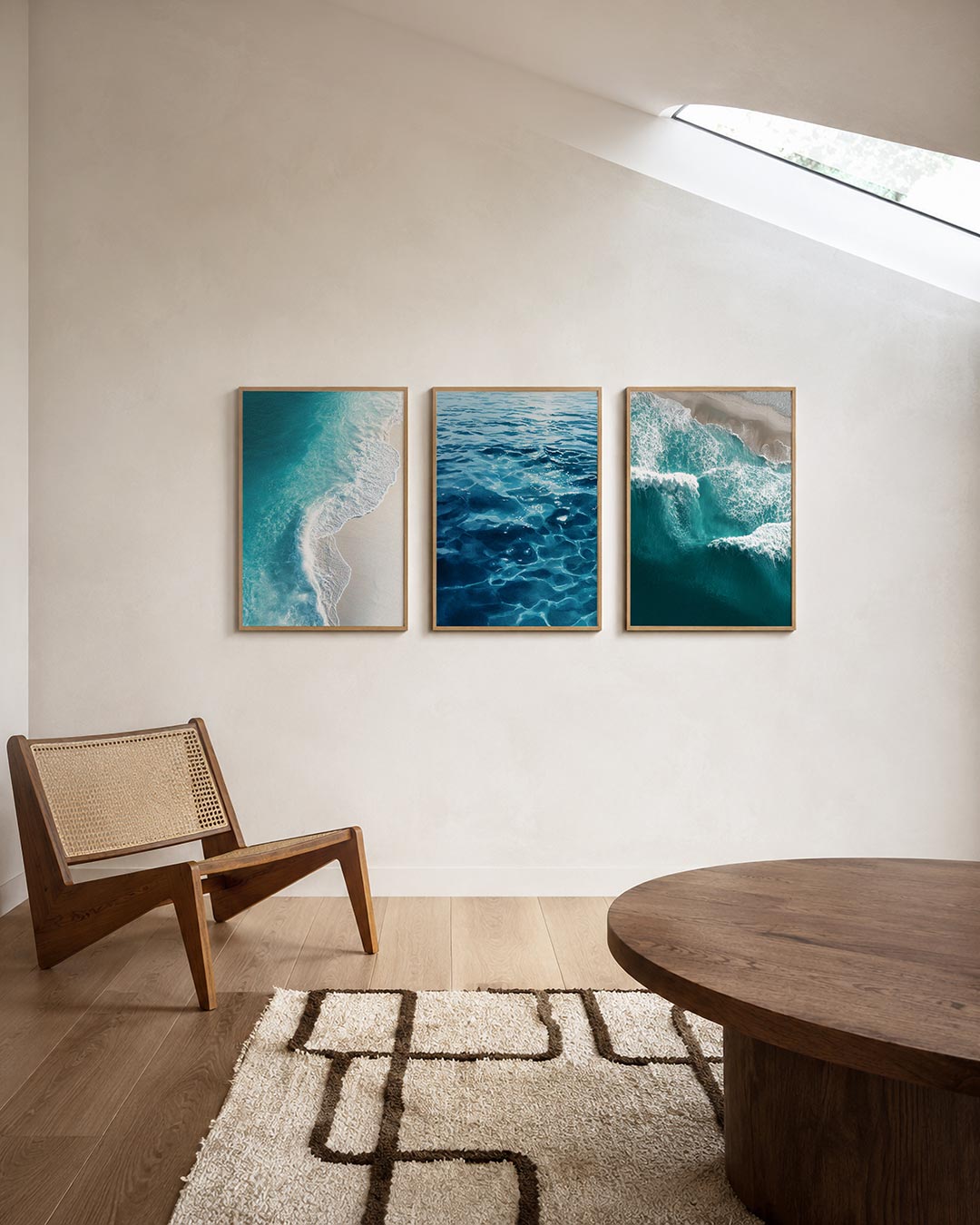Zee en strand posterset – derde productweergave – een vloeiende overgang van diepblauw naar helder wit, met