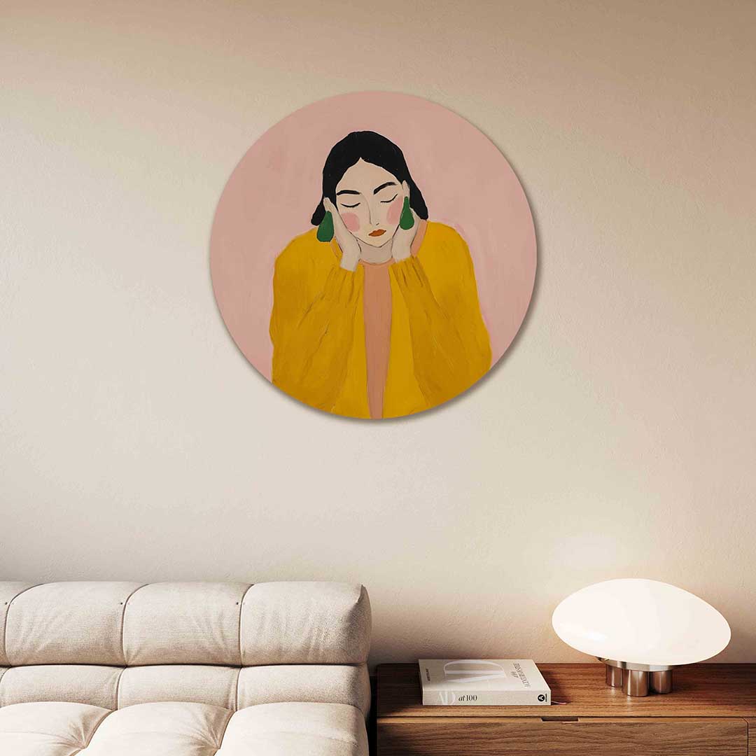 Vrouw met gele trui – moderne abstracte muurcirkel voor aan de muur
