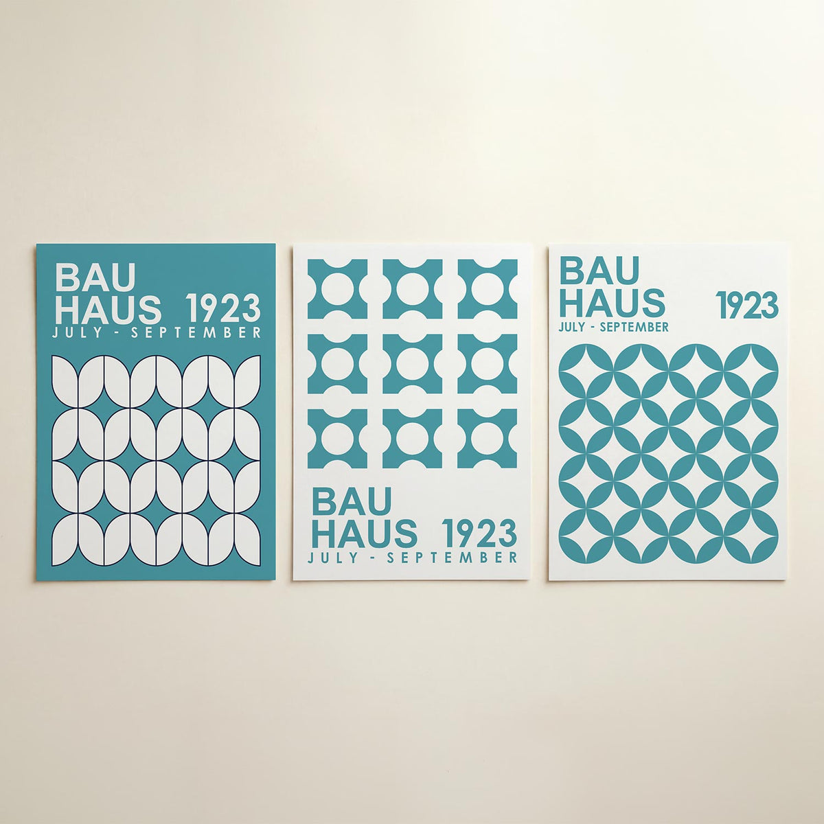 Vorm en ritme posterset – detailweergave – deze posterset in drie delen toont een speelse herhaling van witte vormen op een
