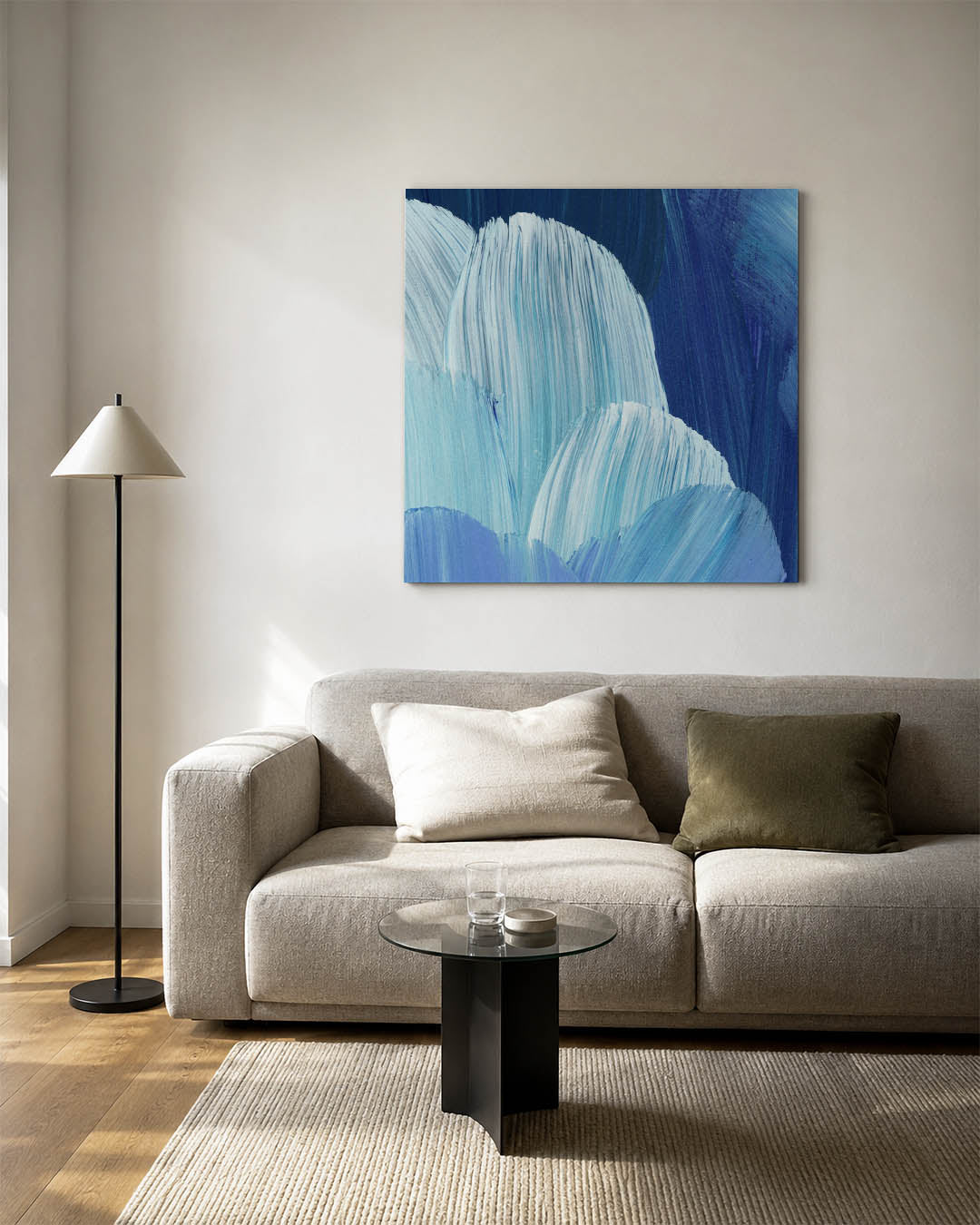 Golvende blauwe penselen kunstwerk – detailweergave – dit werk toont vloeiende penseelstreken in verschillende tinten blauw.
