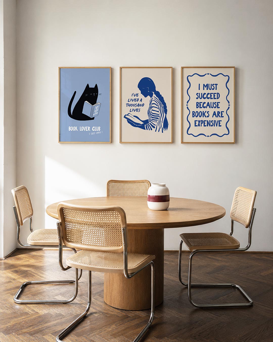 Katten en boeken posterset – derde productweergave – een zwarte kat leest een boek op een zachte blauwe