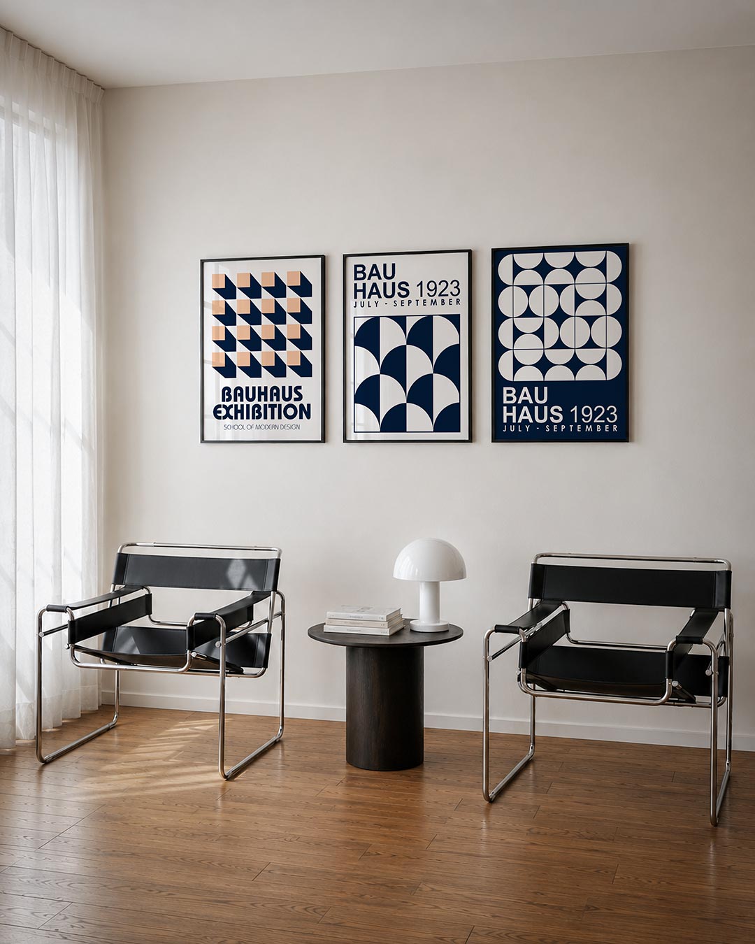 Vorm en schaduw driedelige posterset – deze posterset in drie delen toont een ritmisch patroon van perzikkleurige vierkanten
