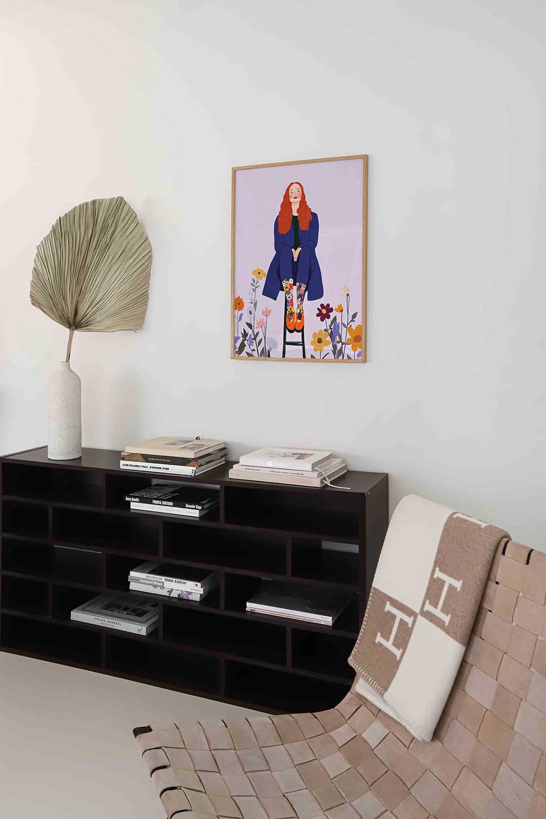 Vrouw op kruk met bloemen – staande moderne wanddecoratie van WallArtistic