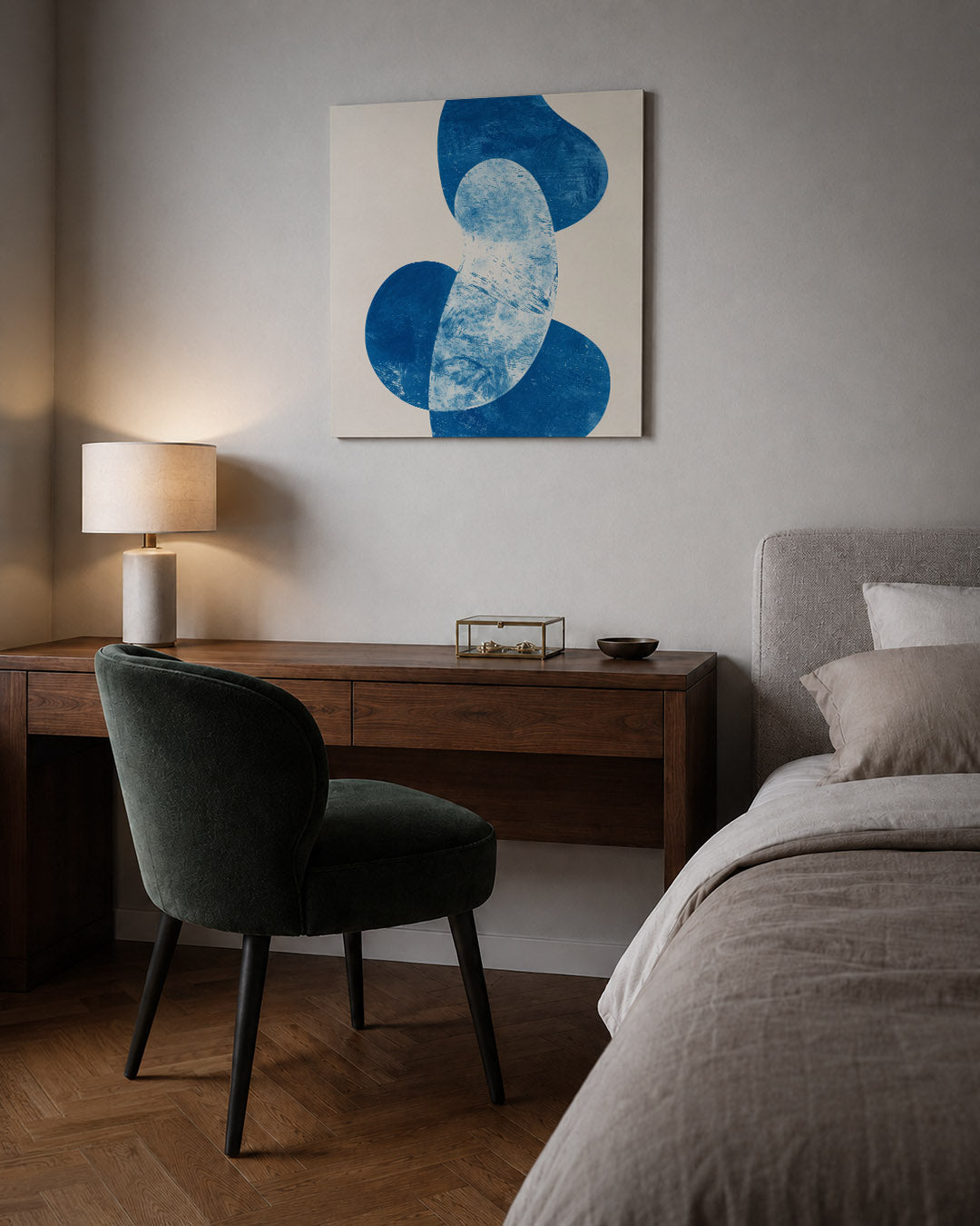 Organische vormen kunstwerk – sfeerbeeld – dit kunstwerk toont vloeiende blauwe vormen op een lichte achtergrond. De