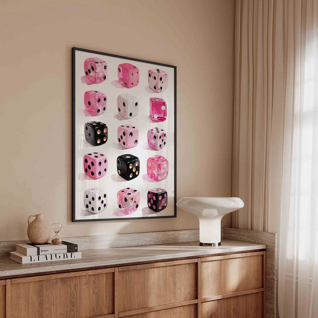 Dobbelstenen in roze en zwart – kleurrijke Pop Art poster in staand formaat