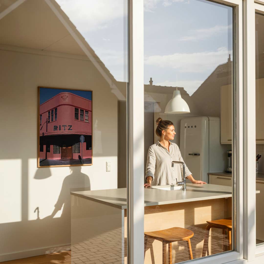 Retro Roze Ritz Gebouw – zomerse poster in staand formaat
