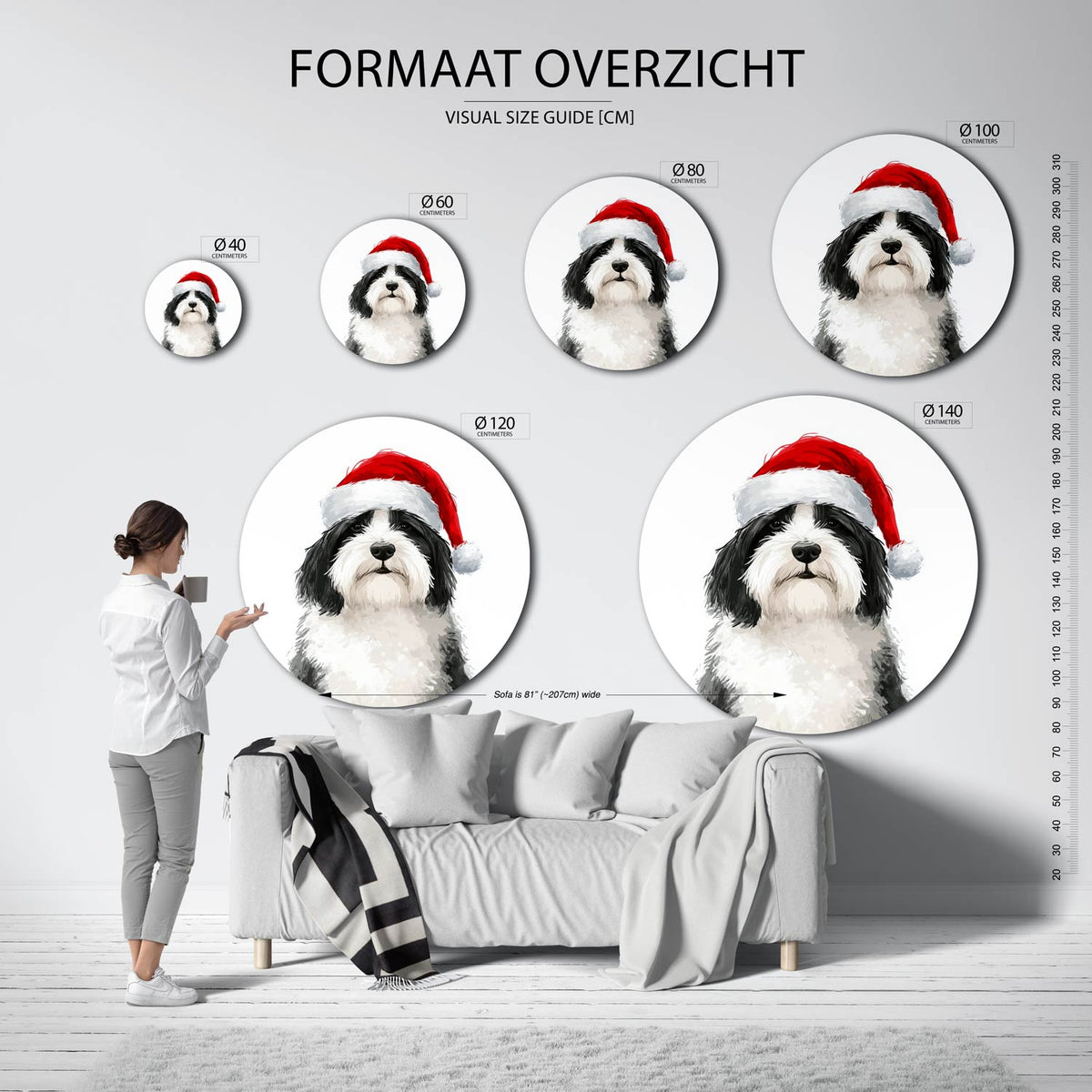 Hond met kerstmuts Muurcirkel – extra productweergave – Een hond met een zwart-witte vacht draagt een rode kerstmuts.