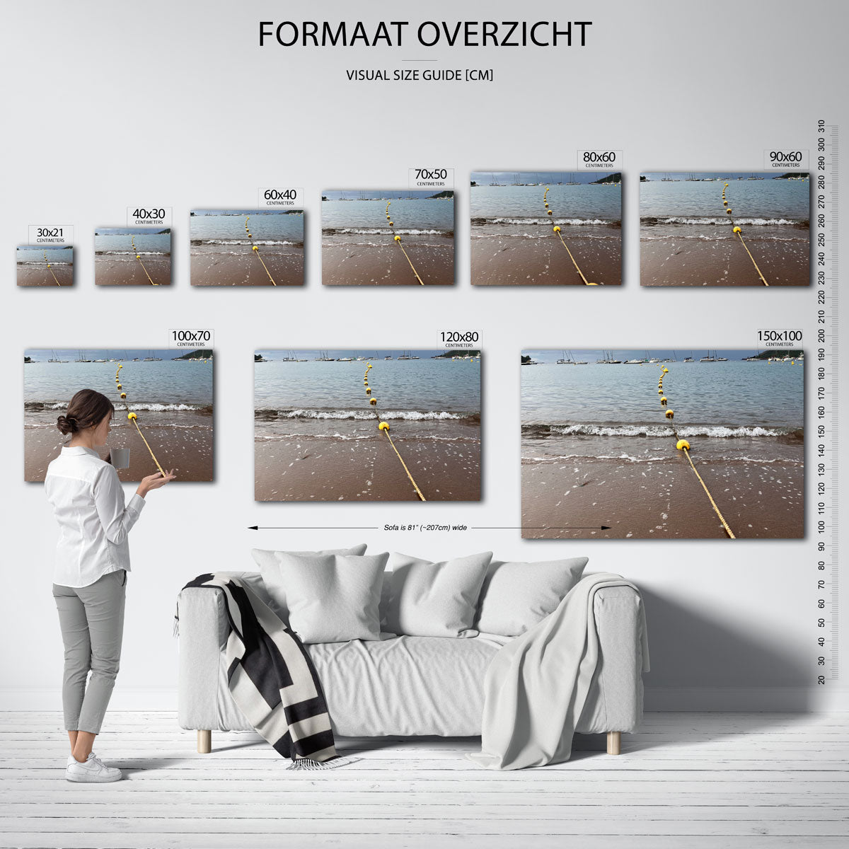 Zee en boeien poster – sfeerbeeld – een strand met een lijn van gele boeien die naar de horizon leidt. De lucht is bewolkt en