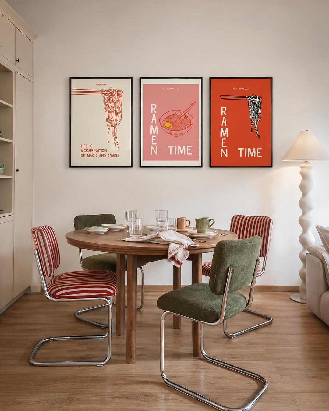 Lijnen en noodles driedelige posterset – een speelse tekening van oranje lijnen die een bosje