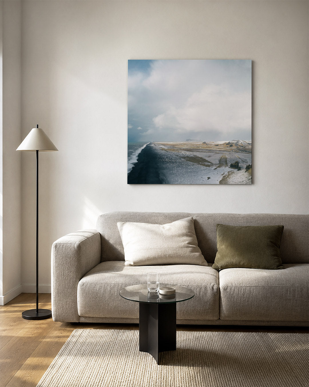 Kustlandschap met wolken kunstwerk – vierkante wanddecoratie – deze kunstwerk toont een uitgestrekt kustlandschap met een