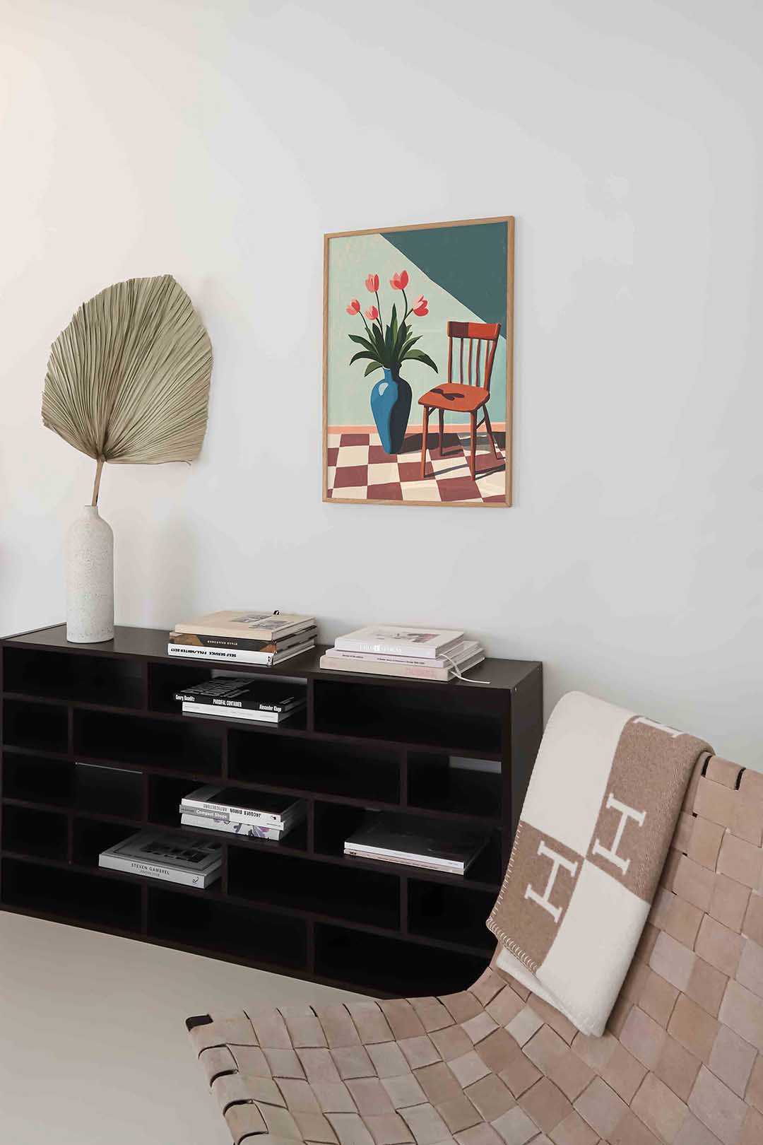 Bloemen en stoel – staande moderne wanddecoratie van WallArtistic