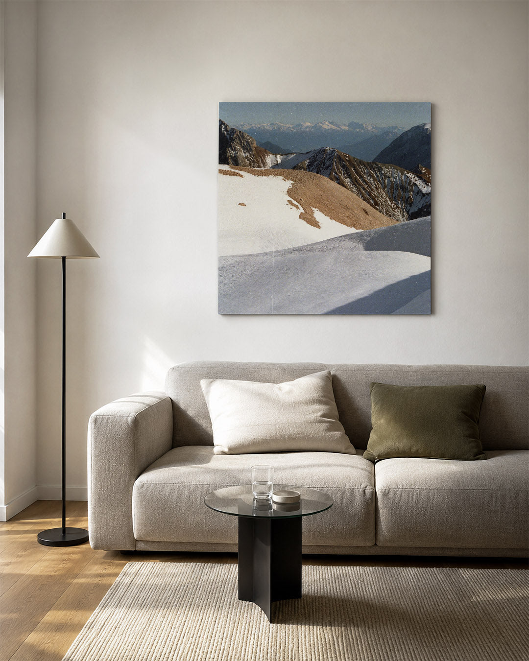 Berglandschap met sneeuw kunstwerk – vierkante wanddecoratie – deze kunstwerk toont een berglandschap met besneeuwde toppen
