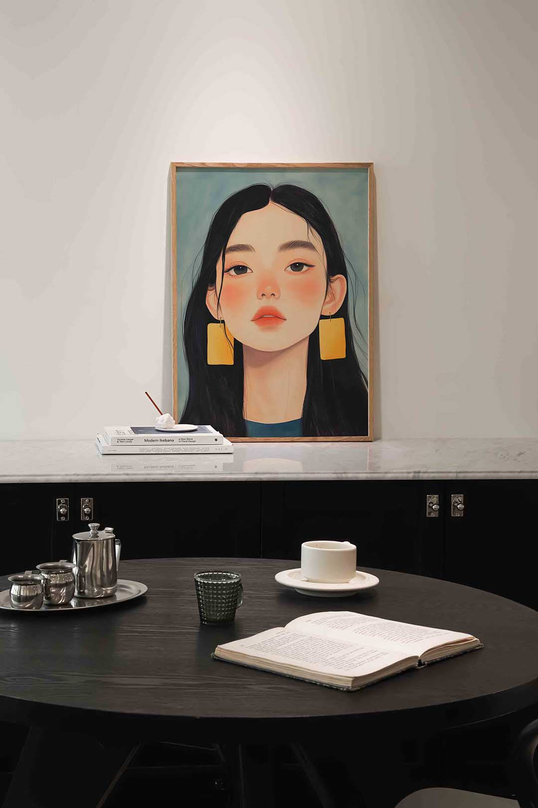 Portret met gele oorbellen – moderne poster in staand formaat