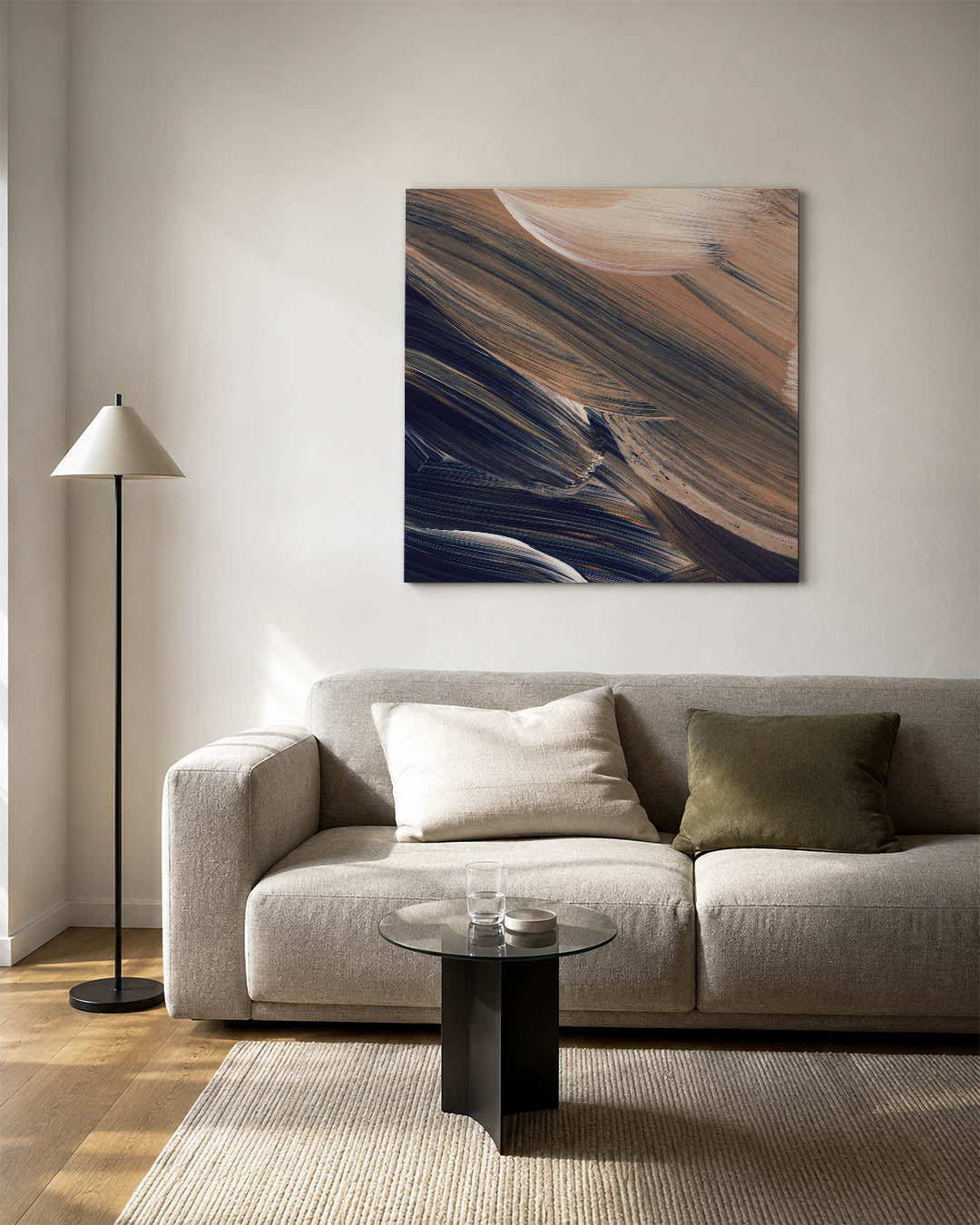Abstracte kunstwerk – detailweergave – dit kunstwerk toont vloeiende penseelstreken in beige en zwart, met subtiele