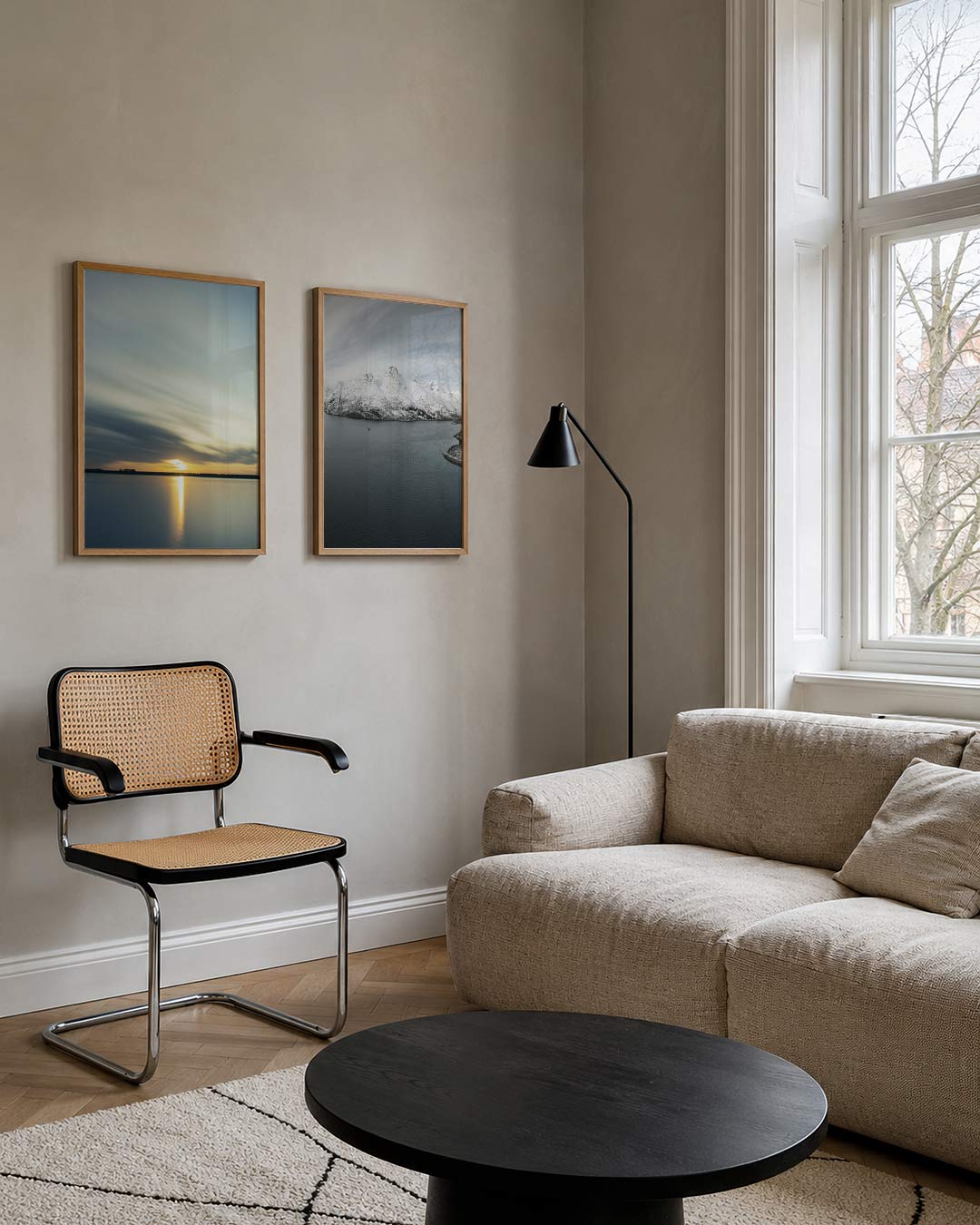 Licht en reflectie posterset – tweede productweergave – een serene horizon met zachte, vloeiende lijnen. De lucht en het