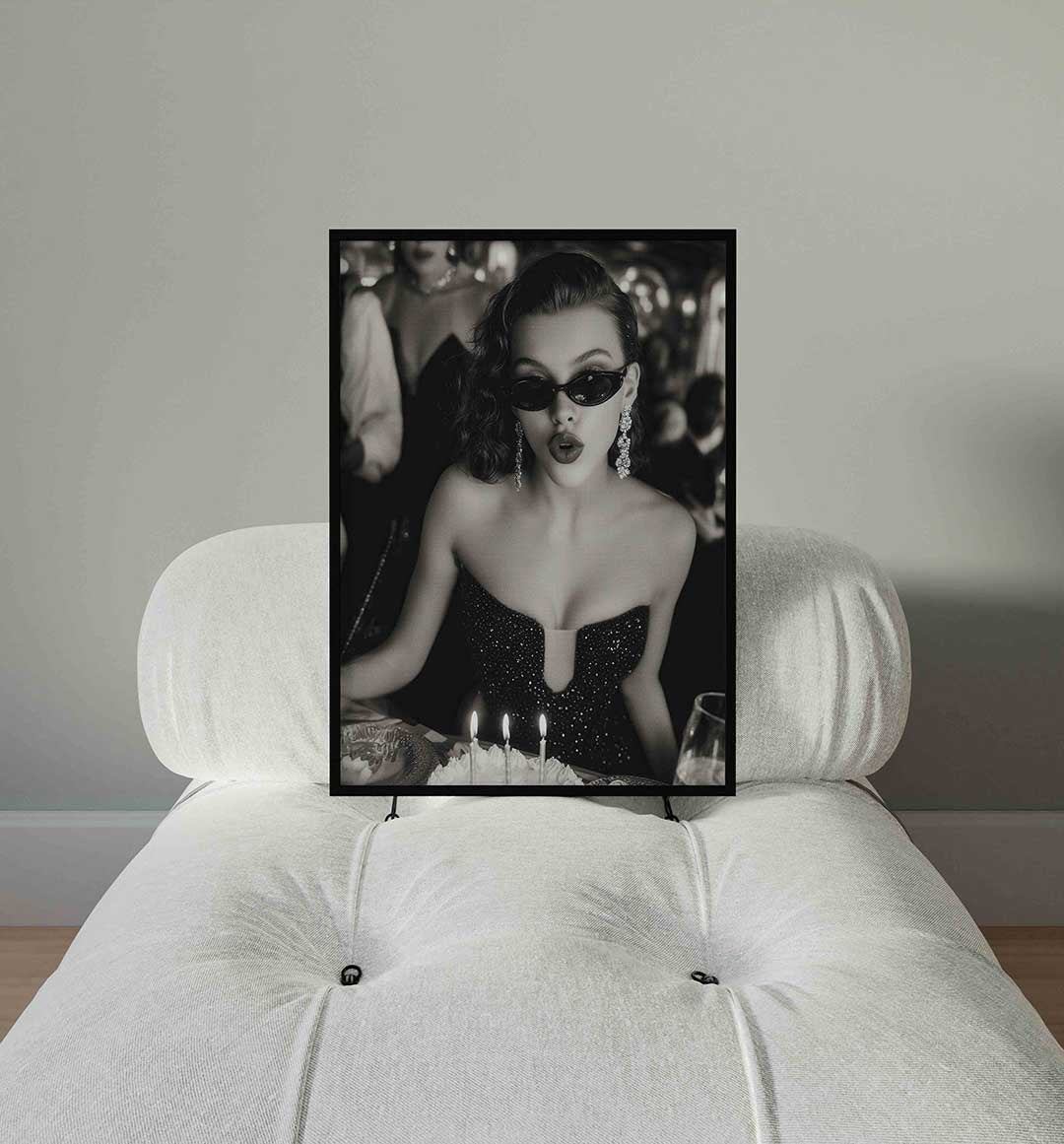 Vrouw met zonnebril – staande Pop Art wanddecoratie van WallArtistic