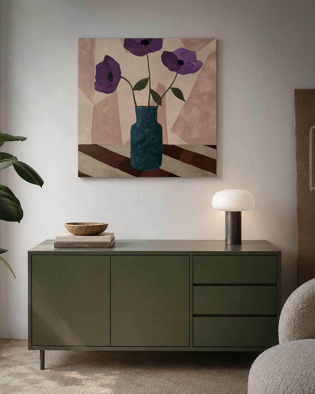 Bloemen in vaas kunstwerk – detailweergave – dit werk toont een vaas met paarse bloemen tegen een beige achtergrond. De