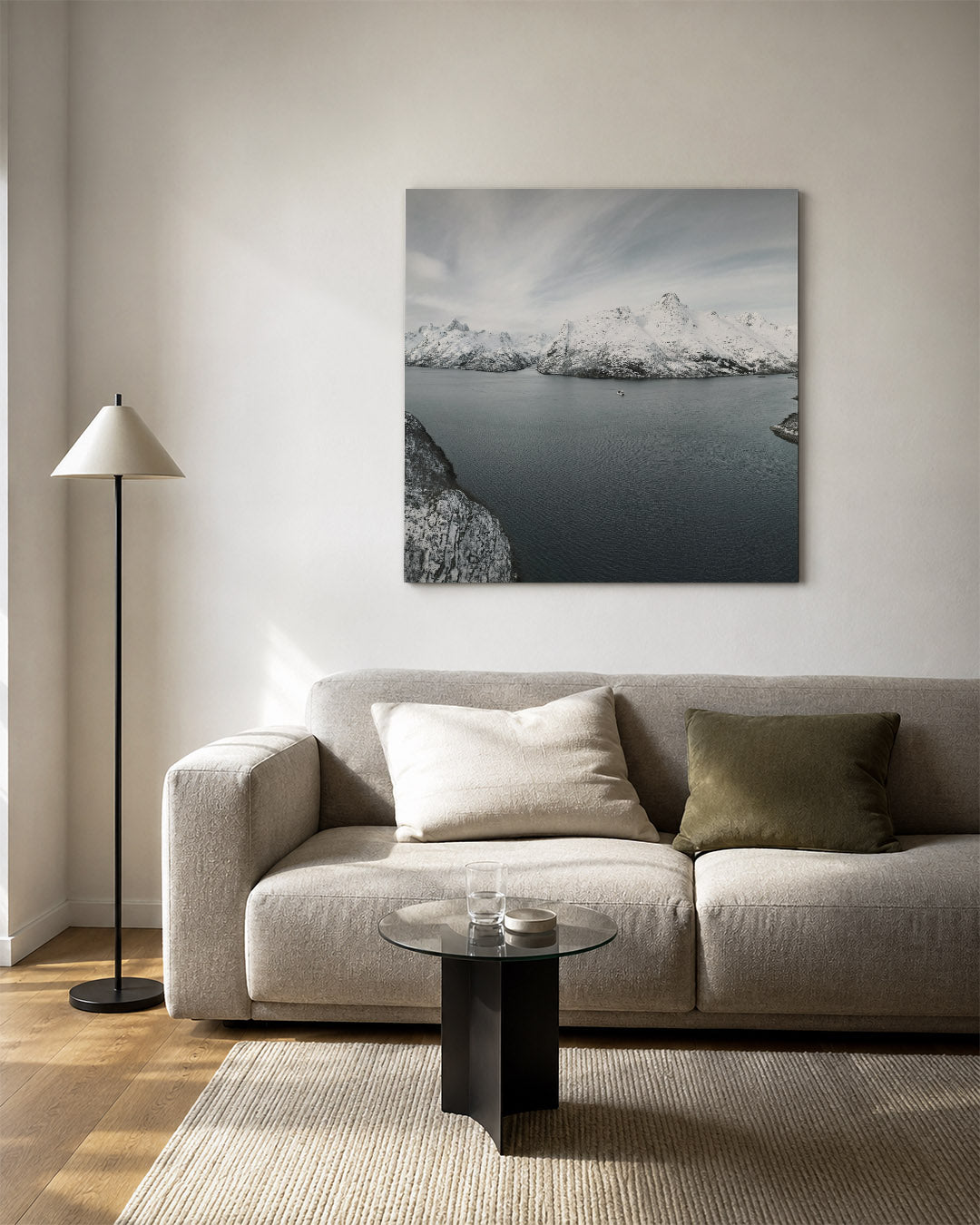Rustige berglandschap kunstwerk – vierkante wanddecoratie – een serene scène van besneeuwde bergen en een kalme zee. De lucht