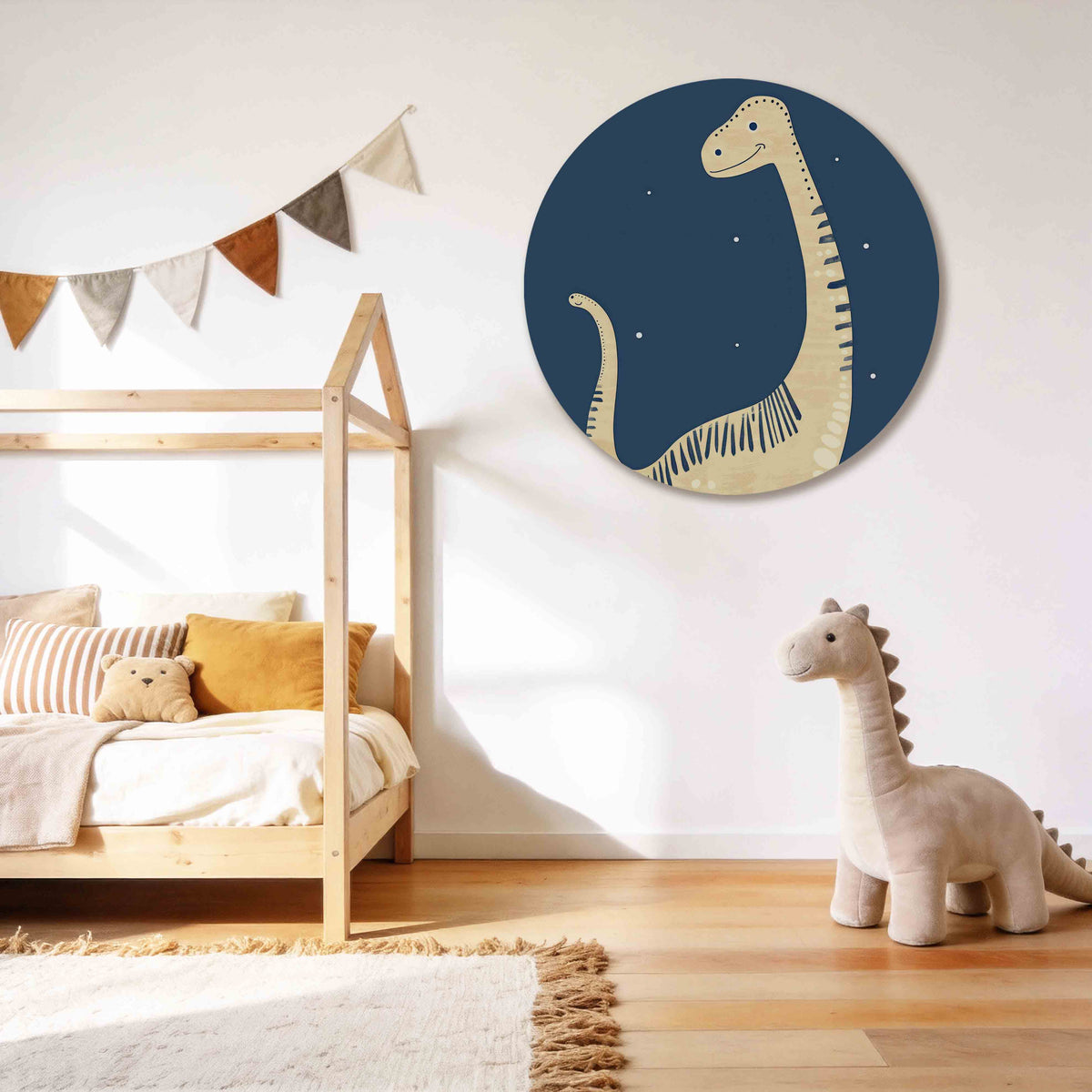 Dinosaurus op blauwe achtergrond Muurcirkel – tweede productweergave – Een beige dinosaurus met een glimlach tegen een blauwe