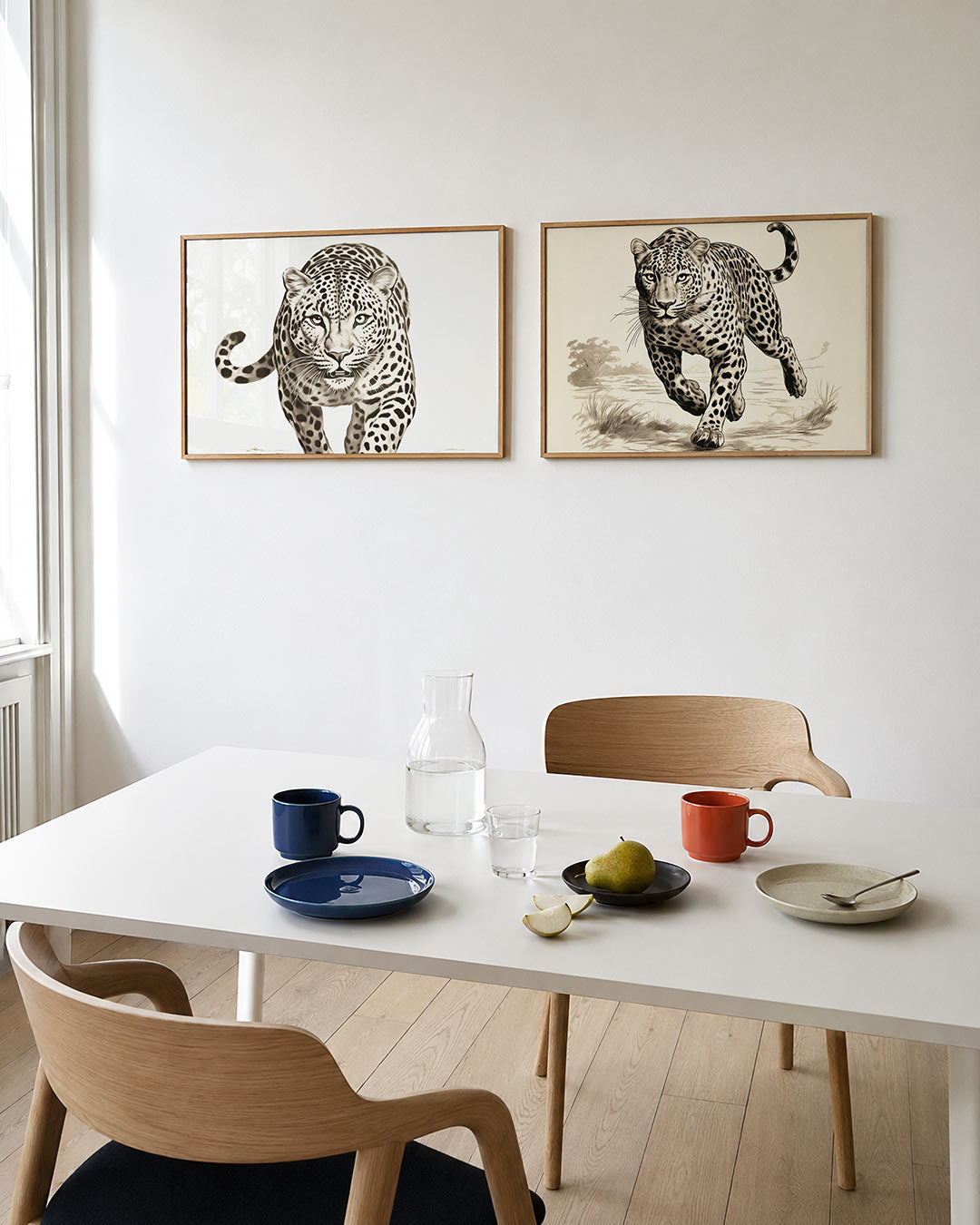 Twee liggende posters met een luipaard in zwart-wit, aan de muur in een interieur