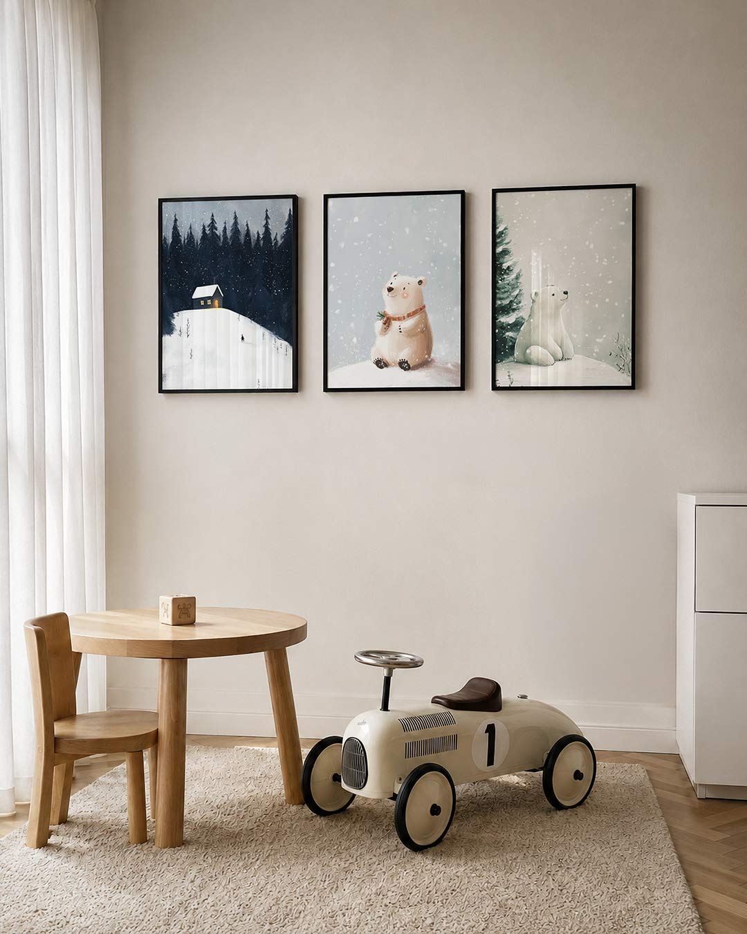 Winterse rust posterset – tweede productweergave – een eenzaam huisje in een besneeuwd bos