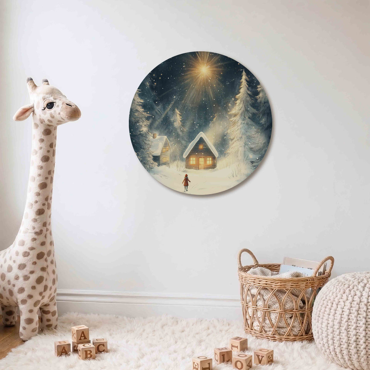 Winterlandschap met huisjes Muurcirkel – Een besneeuwd landschap met twee houten huisjes en een kind in een rode jas onder