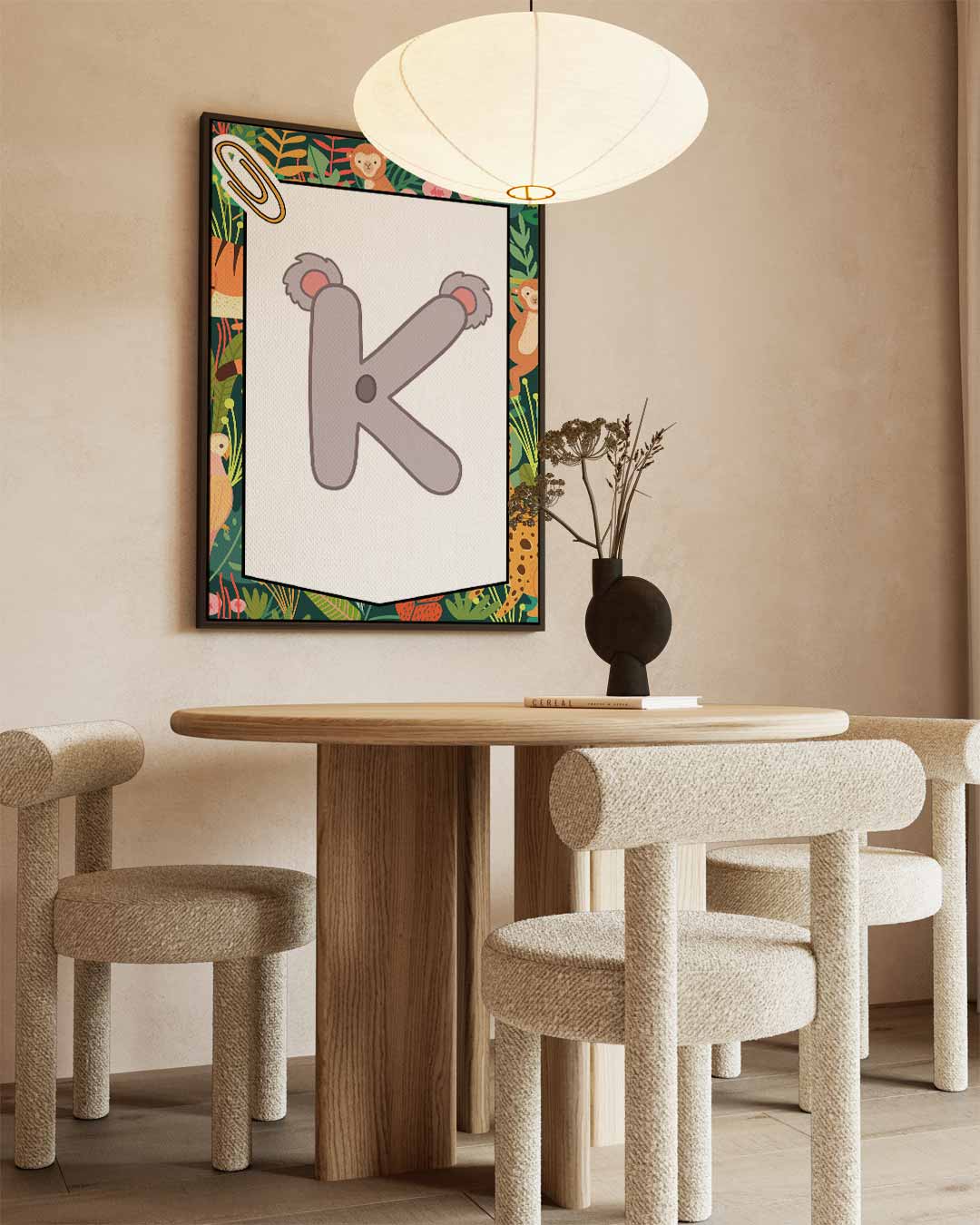 Speelse Koala Letter K – kunstwerk met zwarte baklijst