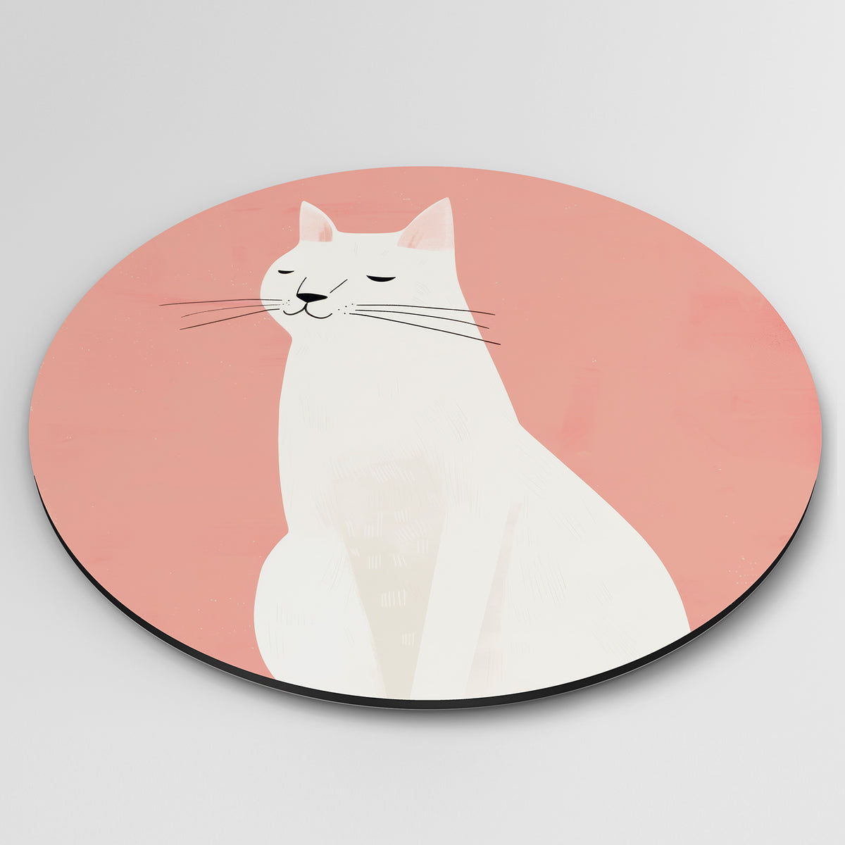 Witte kat Muurcirkel – detailweergave – Een witte kat met gesloten ogen tegen een roze achtergrond.