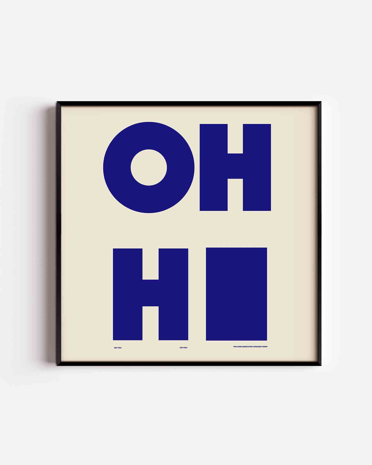 Grote blauwe letters – vierkante poster met kleur en vormen als wanddecoratie