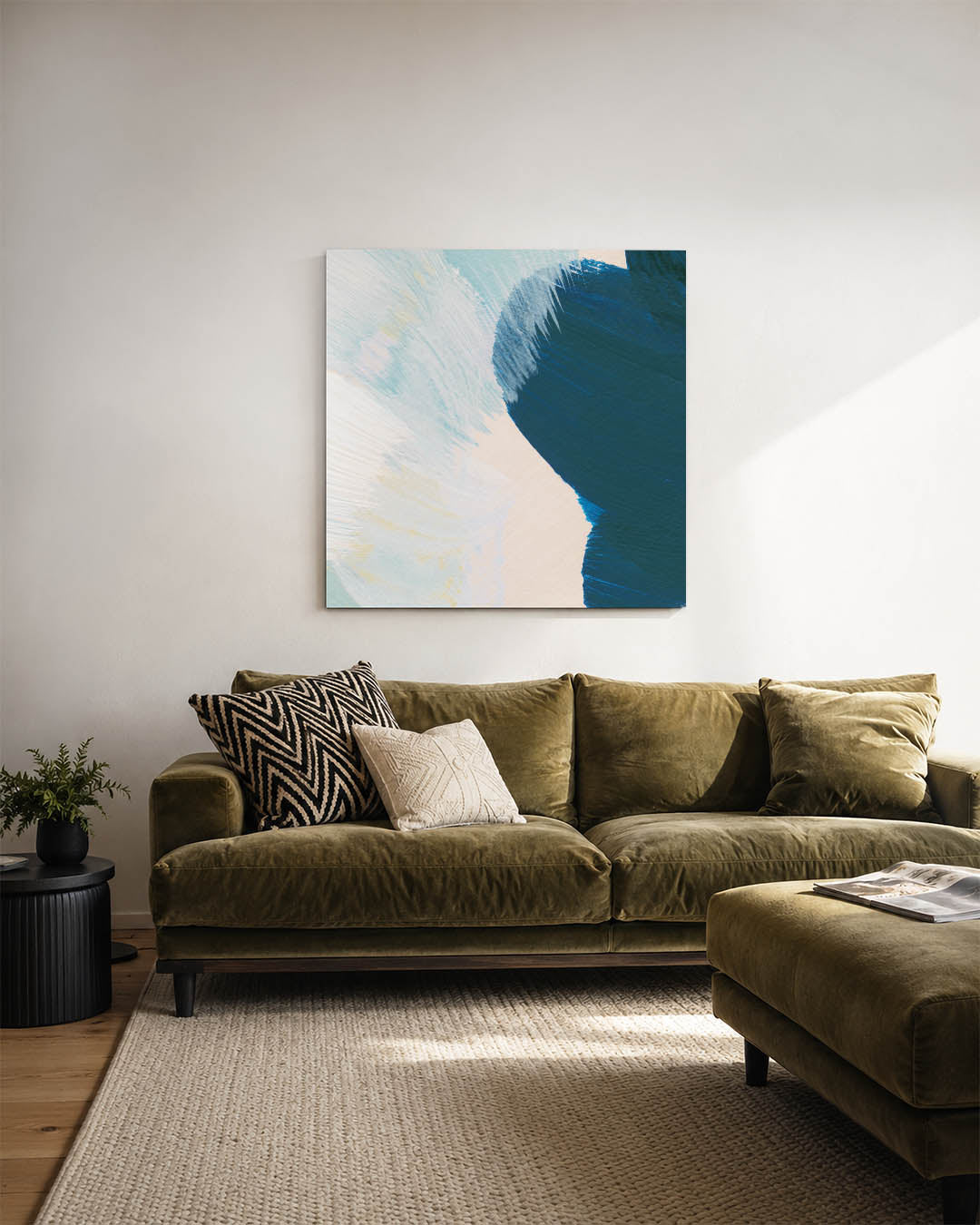 Kleurrijke vegen kunstwerk – sfeerbeeld – dit werk toont een dynamisch spel van blauwe en beige vegen, met subtiele accenten