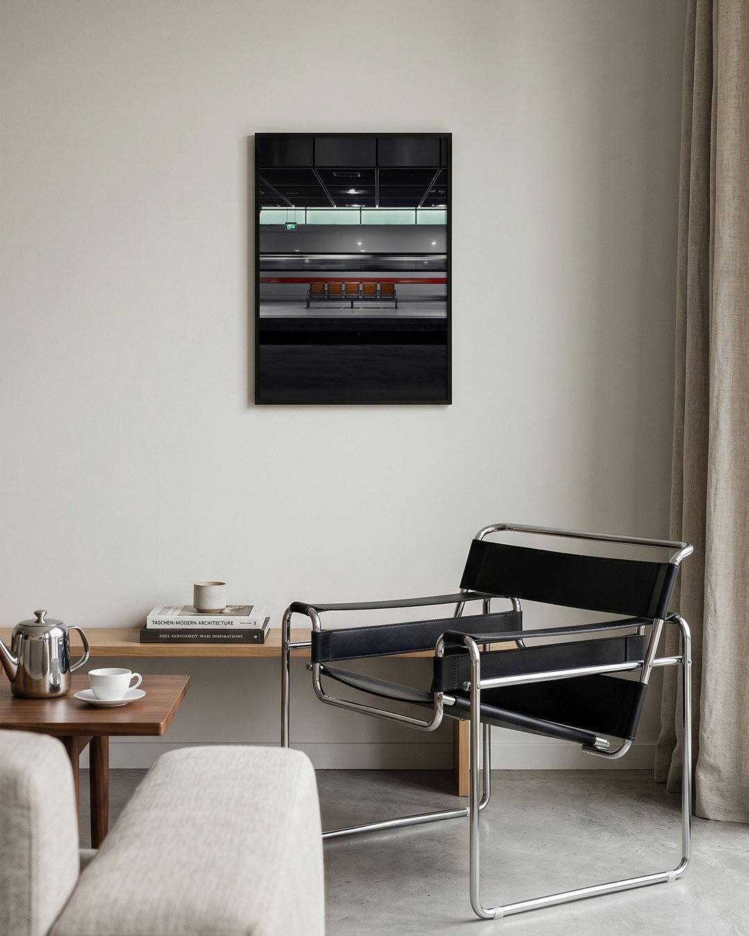 Stille station scene poster – tweede productweergave – deze poster toont een lege stationshal met een voorbijrazende trein.