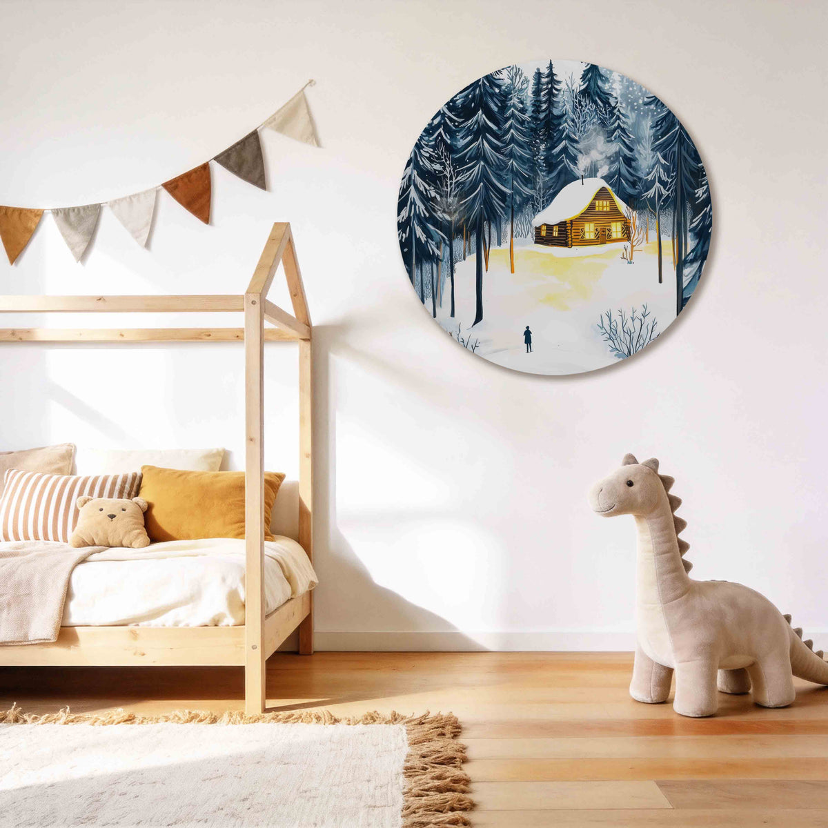 Winterlandschap met huis Muurcirkel – tweede productweergave – Een houten huisje met een besneeuwd dak staat in een bos van