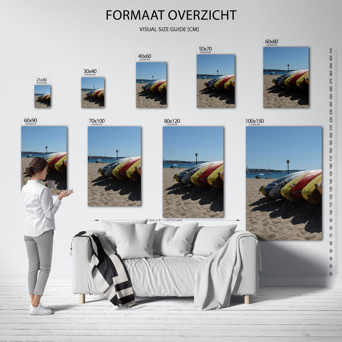 Kleurrijke kajaks op strand poster – sfeerbeeld – deze poster toont een rij kleurrijke kajaks op een zonnig strand met een