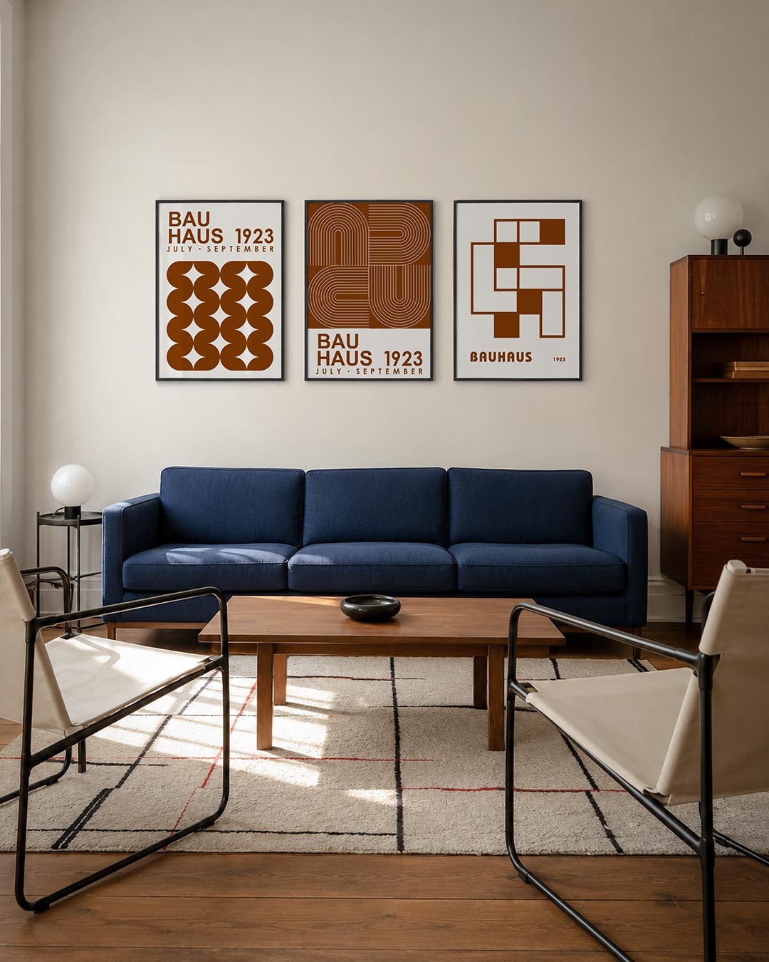 Vorm en ritme driedelige posterset – deze posterset in drie delen toont een herhaling van bruine, gebogen vormen die samen