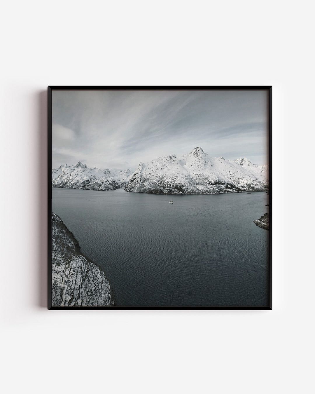 Sereen berglandschap poster – vierkante wanddecoratie – deze poster toont een kalm berglandschap met besneeuwde toppen en een