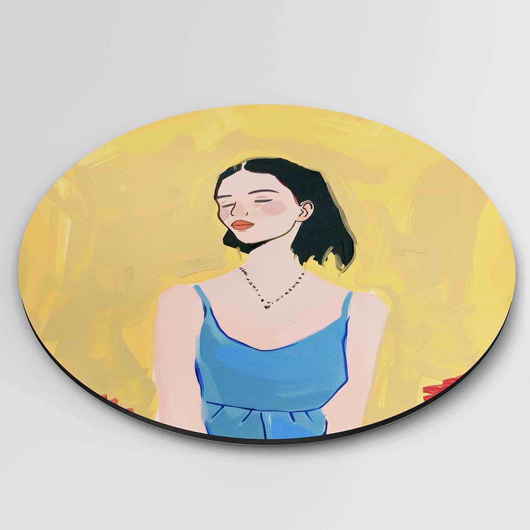 Vrouw in blauwe jurk – ronde textuur wanddecoratie van WallArtistic