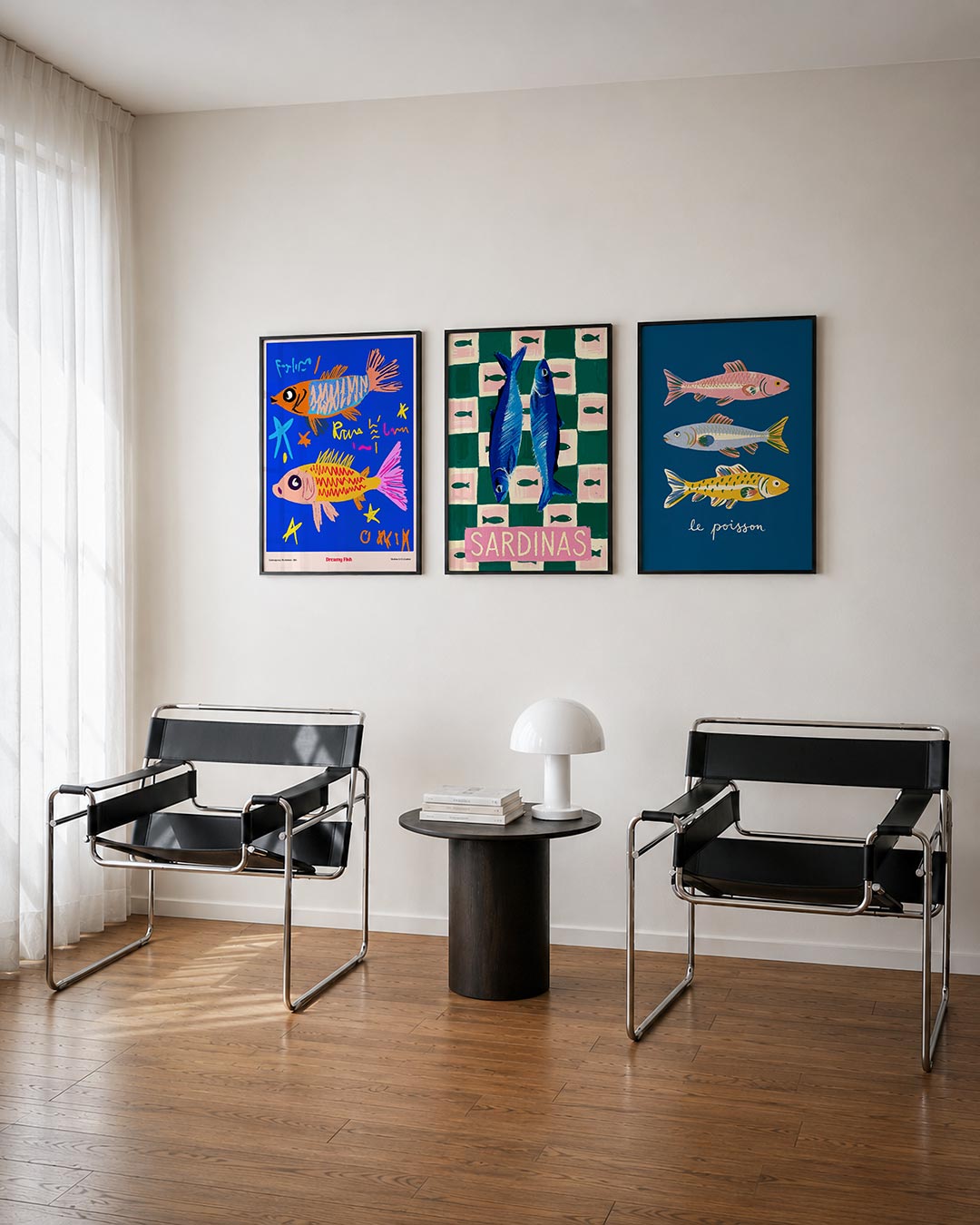 Vrolijke vissen driedelige posterset – twee kleurrijke vissen zwemmen op een felblauwe