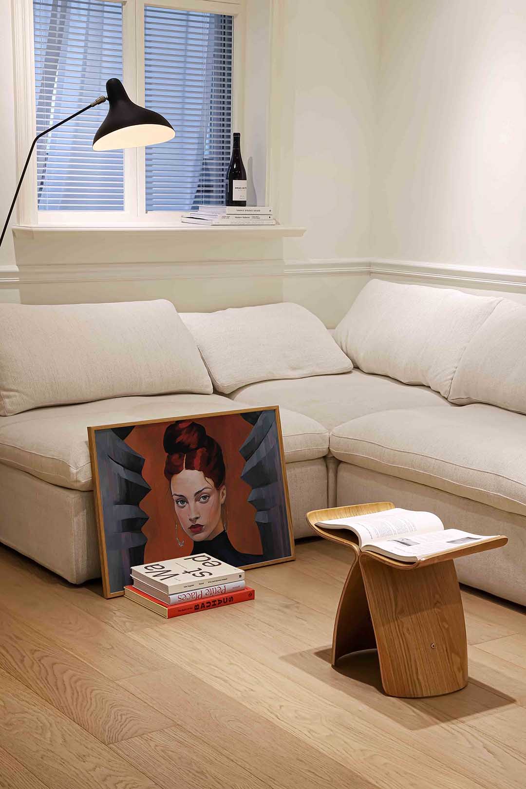 Portret met rode achtergrond – vrouwelijke portretkunst als landscape poster